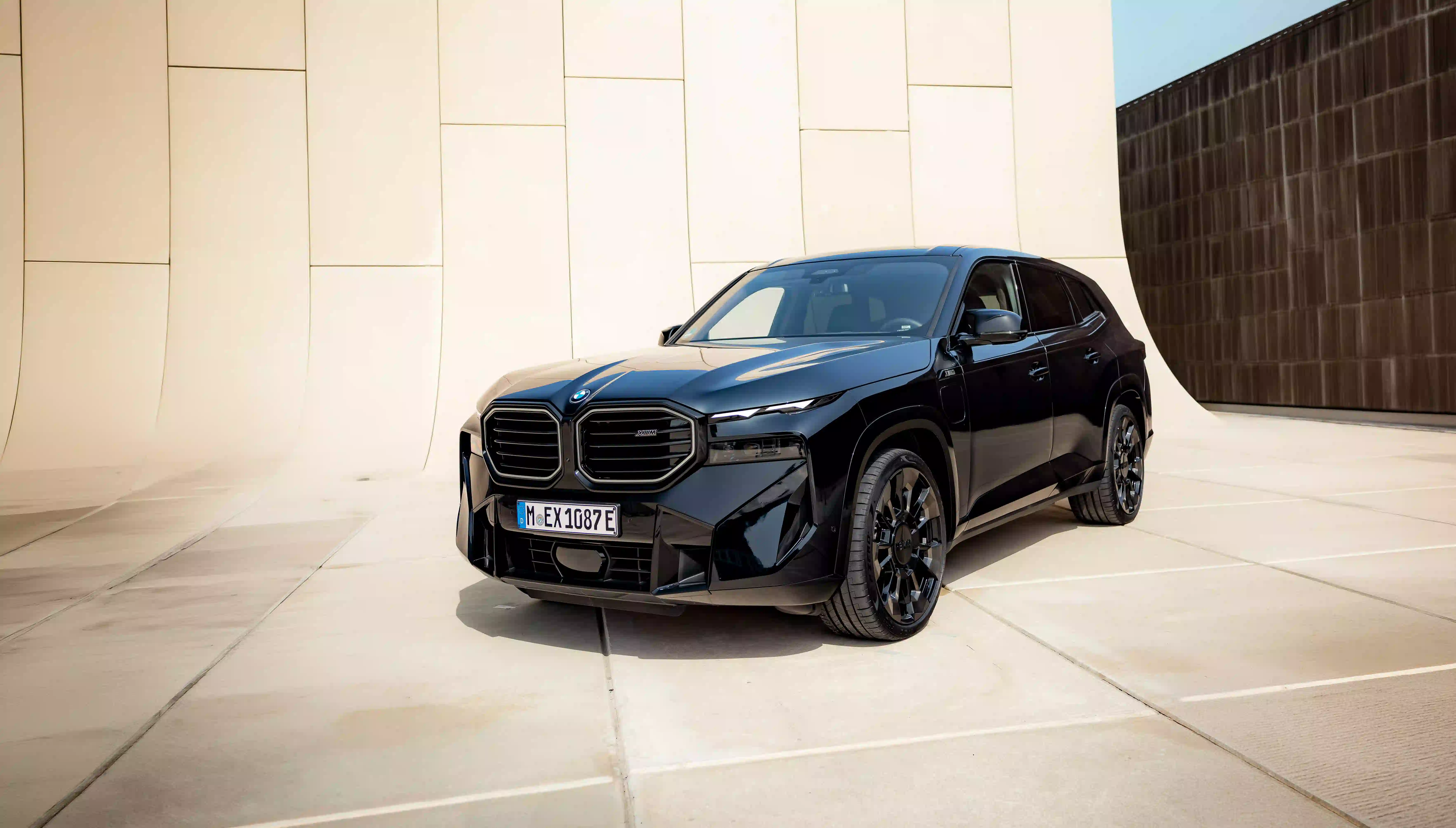 Schwarzer BMW XM steht vor einer beigen Wand – MOTORHEIMAT Wagner-Schwarz in Kirchseeon, Traunstein, Altenmarkt, Wasserburg und Oberhaching