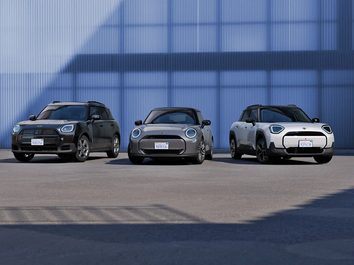 MINI Countryman stilvoll geparkt auf einer Straße – in der MOTORHEIMAT Wagner-Schwarz in Kirchseeon, Traunstein, Altenmarkt, Wasserburg und Oberhaching