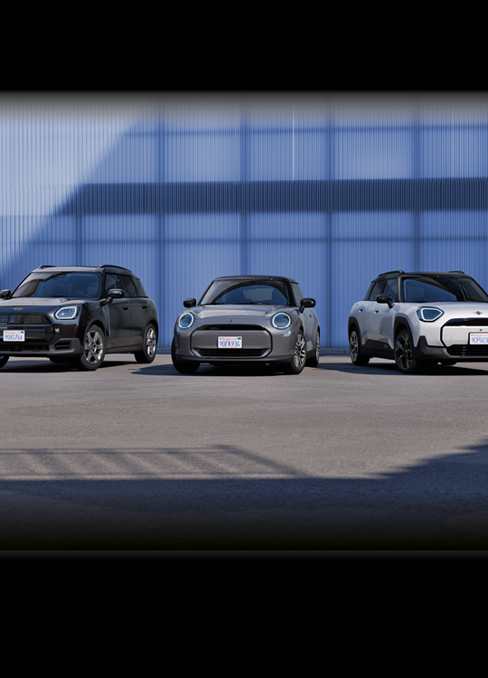 MINI Cooper, MINI Aceman und MINI Countryman vor einer blauen Wand – MOTORHEIMAT Wagner-Schwarz in Kirchseeon, Traunstein, Altenmarkt, Wasserburg und Oberhaching