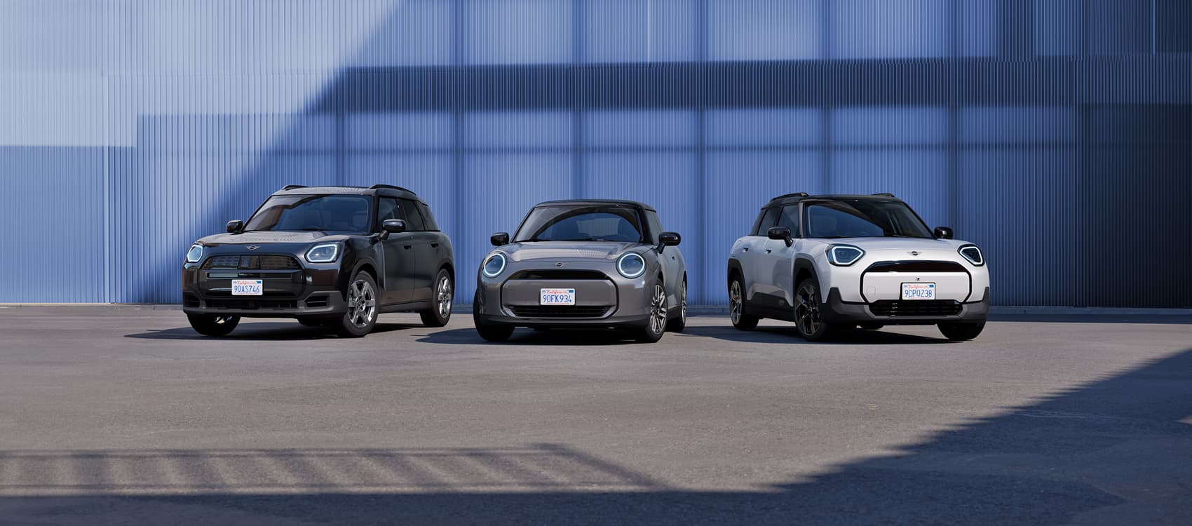 MINI Cooper, MINI Aceman und MINI Countryman vor einer blauen Wand – MOTORHEIMAT Wagner-Schwarz in Kirchseeon, Traunstein, Altenmarkt, Wasserburg und Oberhaching
