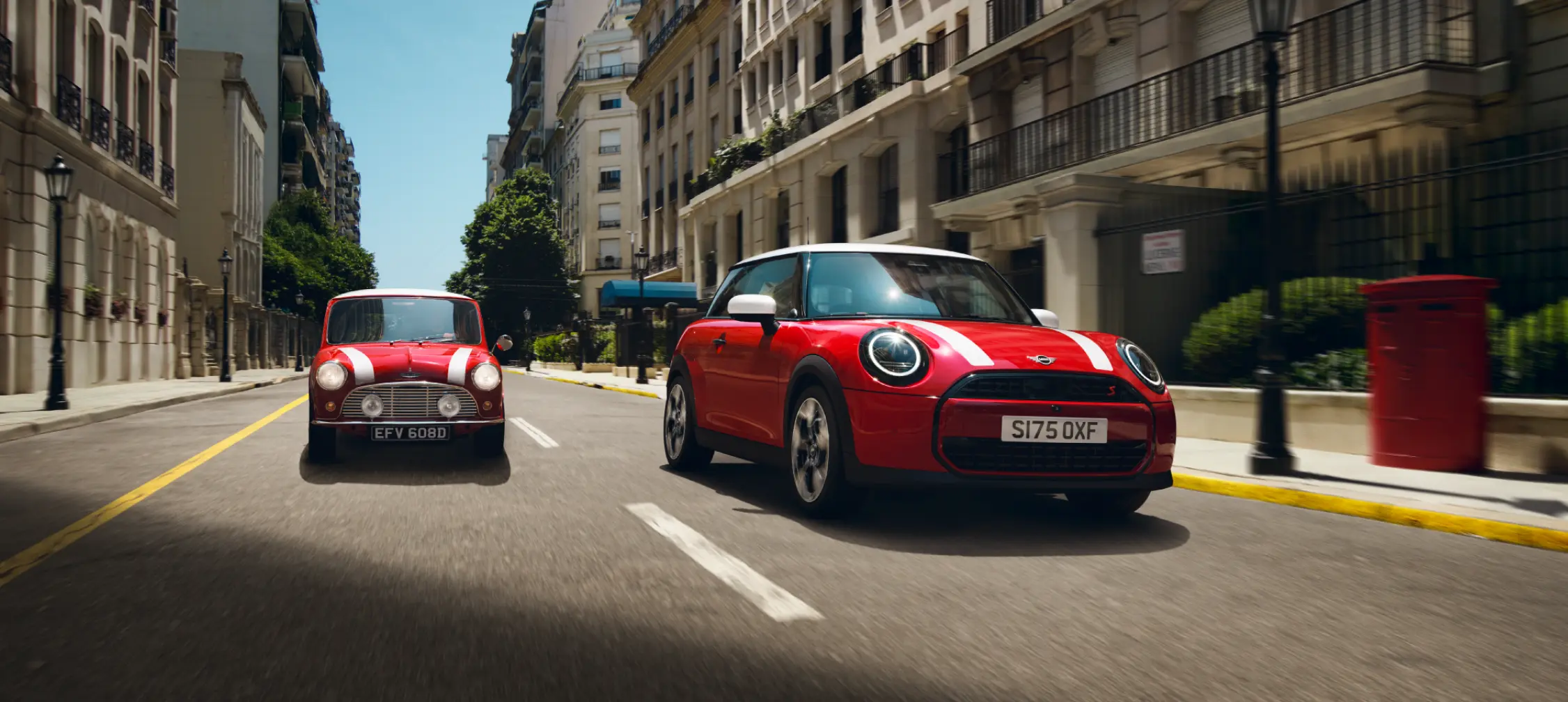 Roter neuer MINI Cooper und alter MINI Cooper – MOTORHEIMAT Wagner-Schwarz in Kirchseeon, Traunstein, Altenmarkt, Wasserburg und Oberhachingrch 