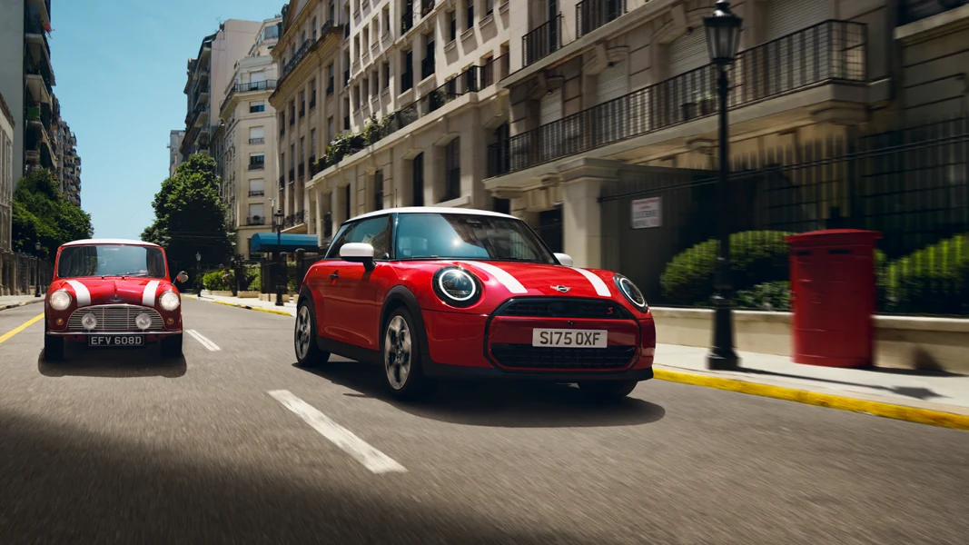 Roter neuer MINI Cooper und alter MINI Cooper – MOTORHEIMAT Wagner-Schwarz in Kirchseeon, Traunstein, Altenmarkt, Wasserburg und Oberhachingrch 