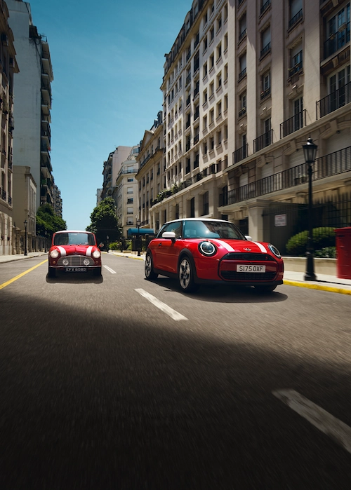 Roter MINI Cooper fährt durch die Stadt – MOTORHEIMAT Wagner-Schwarz in Kirchseeon, Traunstein, Altenmarkt, Wasserburg und Oberhaching