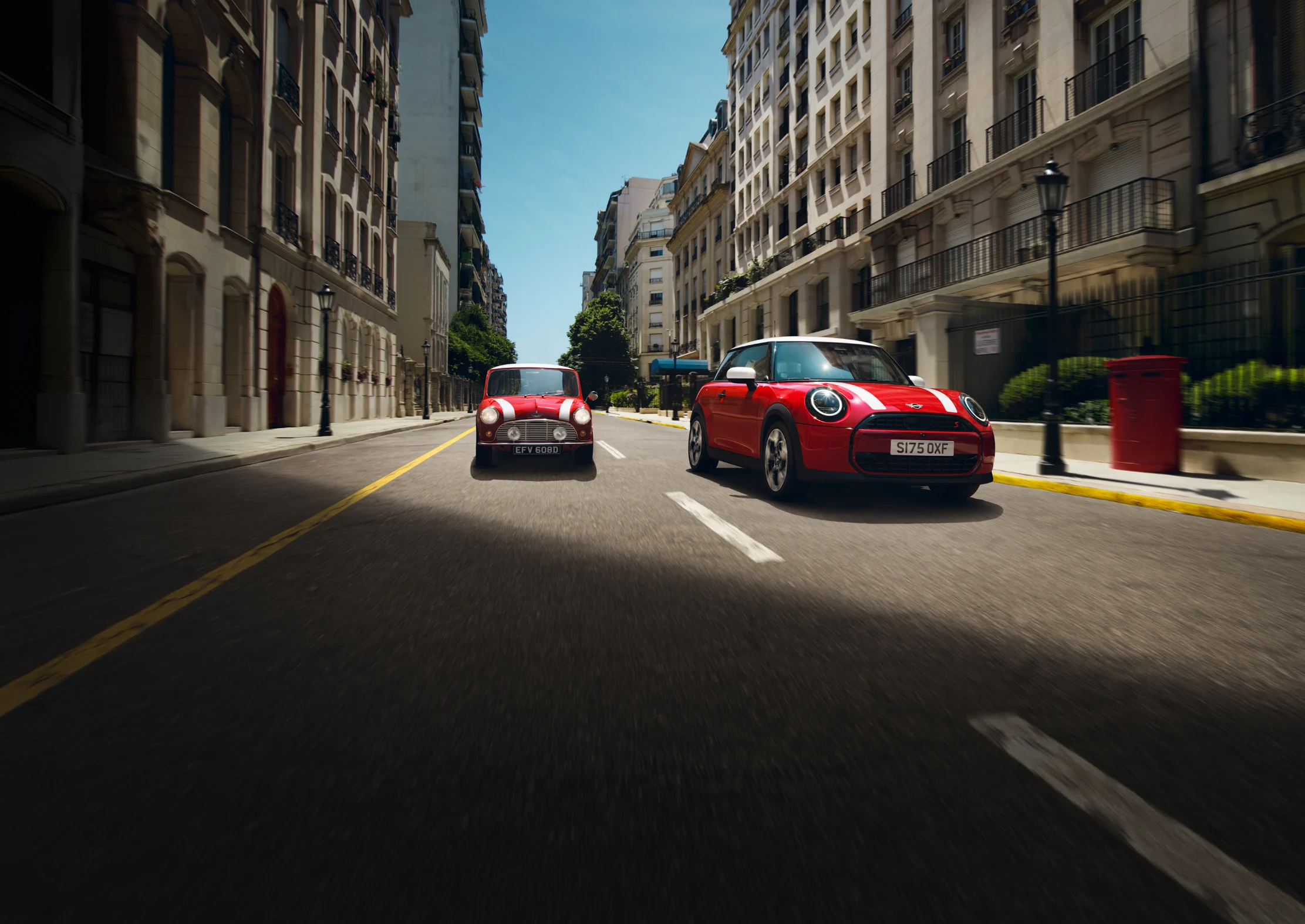 Roter MINI Cooper fährt durch die Stadt – MOTORHEIMAT Wagner-Schwarz in Kirchseeon, Traunstein, Altenmarkt, Wasserburg und Oberhaching