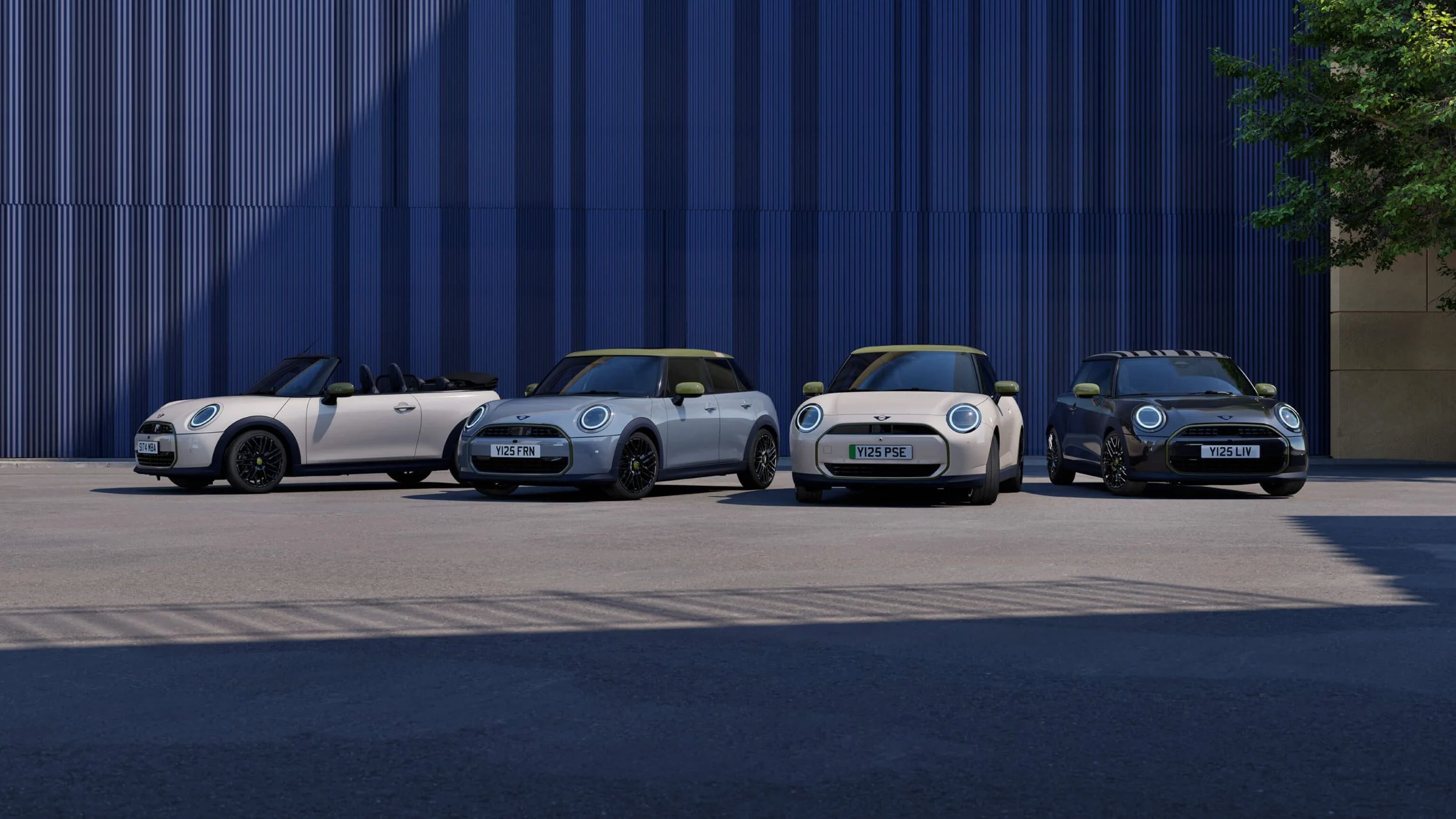 MINI Cooper E Paul Smith Edition steht elegant geparkt vor einer blauen Wand – MOTORHEIMAT Wagner-Schwarz in Kirchseeon, Traunstein, Altenmarkt, Wasserburg und Oberhaching