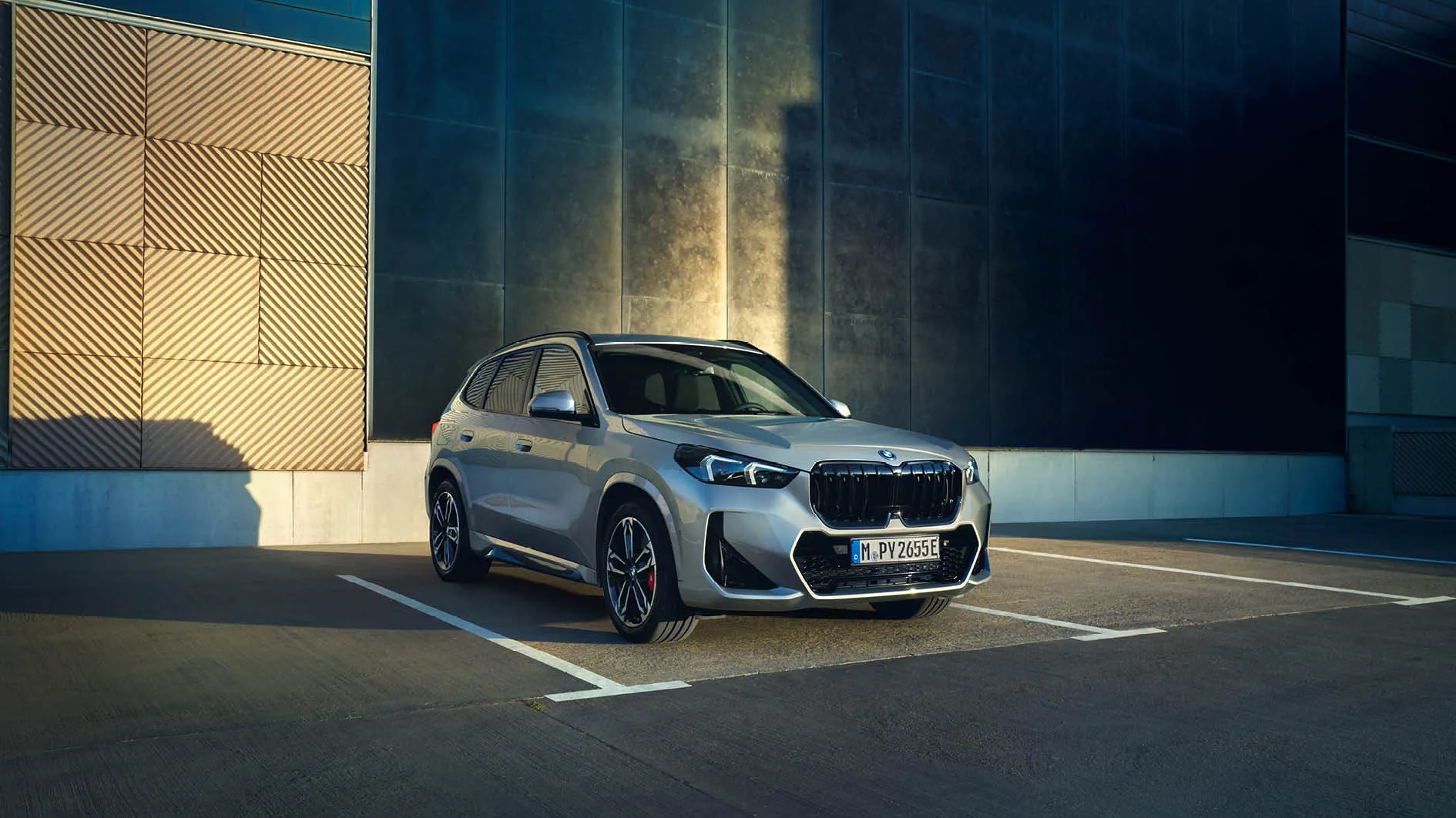 Mattgrauer BMW X1 SUV parkt stilvoll auf dem Asphalt – Fahrspaß und Abenteuer mit MOTORHEIMAT Wagner-Schwarz in Kirchseeon, Traunstein, Altenmarkt, Wasserburg und Oberhaching