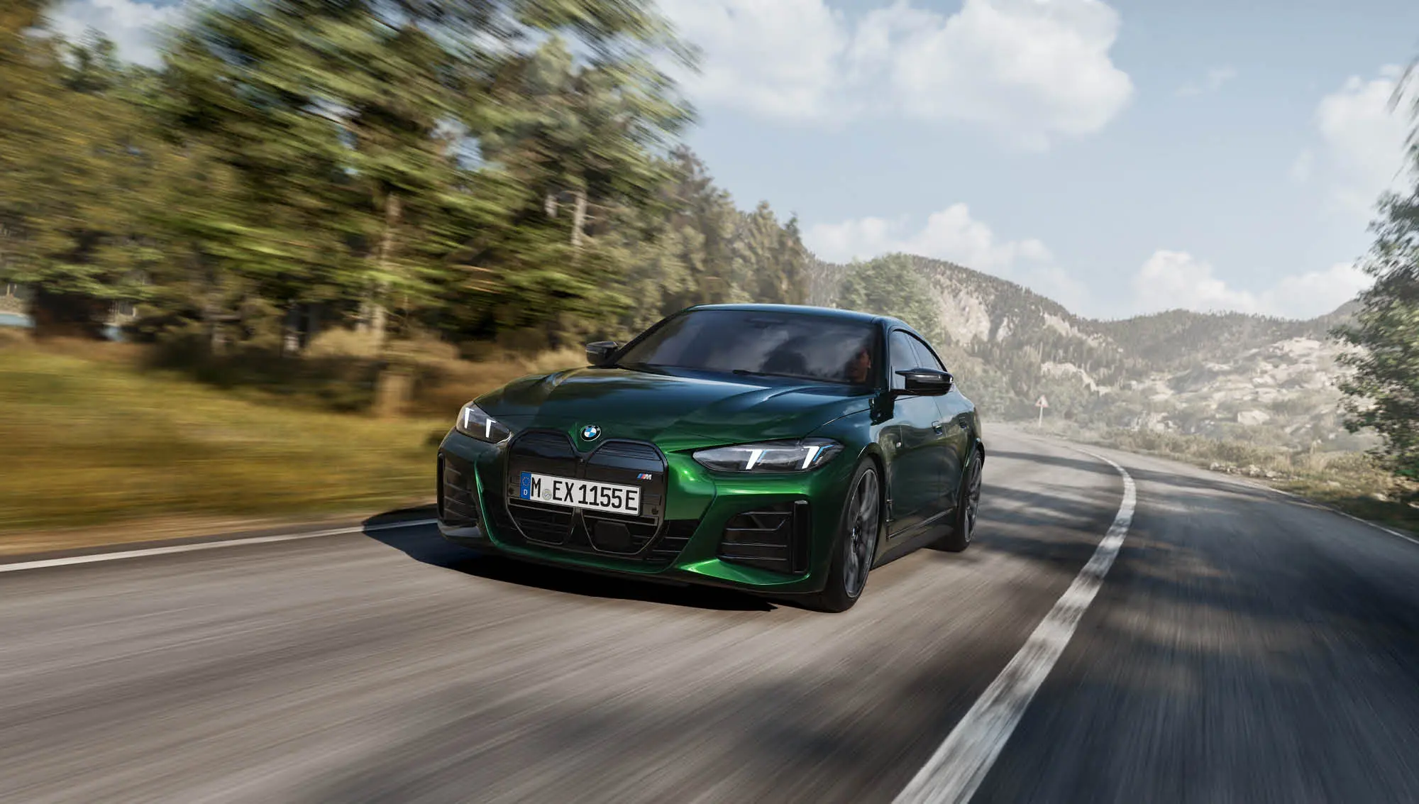Grauer BMW i4 steht an der Ladesäule vor modernem Hintergrund – MOTORHEIMAT Wagner-Schwarz in Kirchseeon, Traunstein, Altenmarkt, Wasserburg und Oberhaching