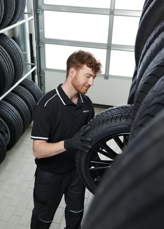 BMW Servicetechniker im Reifenlager der MOTORHEIMAT Wagner-Schwarz – Reifenwechseltage in Kirchseeon, Traunstein und Oberhaching