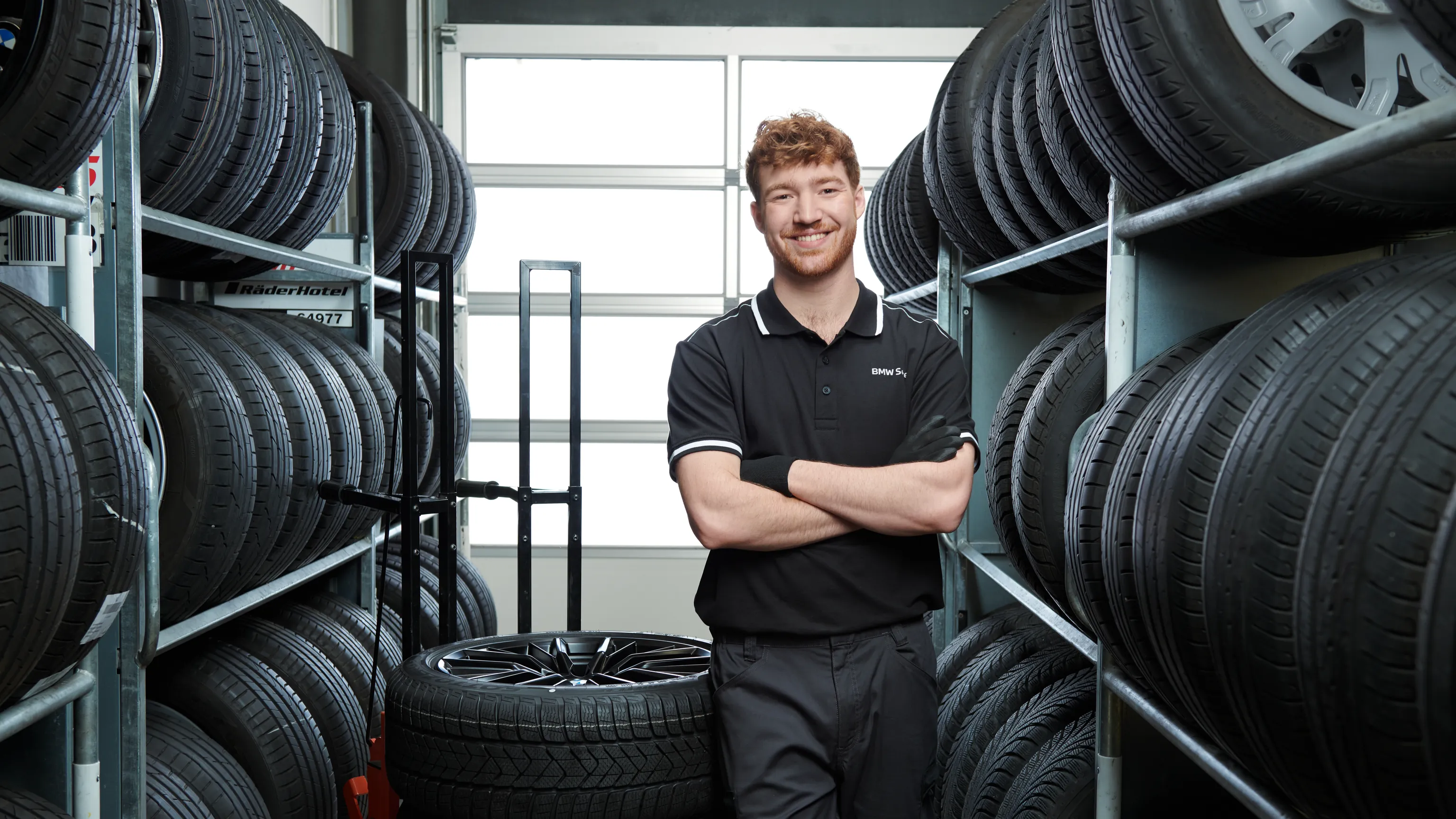 BMW Servicetechniker im Reifenlager der MOTORHEIMAT Wagner-Schwarz – Reifenwechseltage in Kirchseeon, Traunstein und Oberhaching