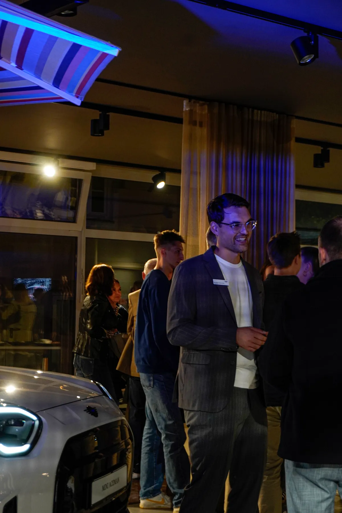 Gäste im Gespräch neben einem MINI beim MINI Afterwork in Traunstein
