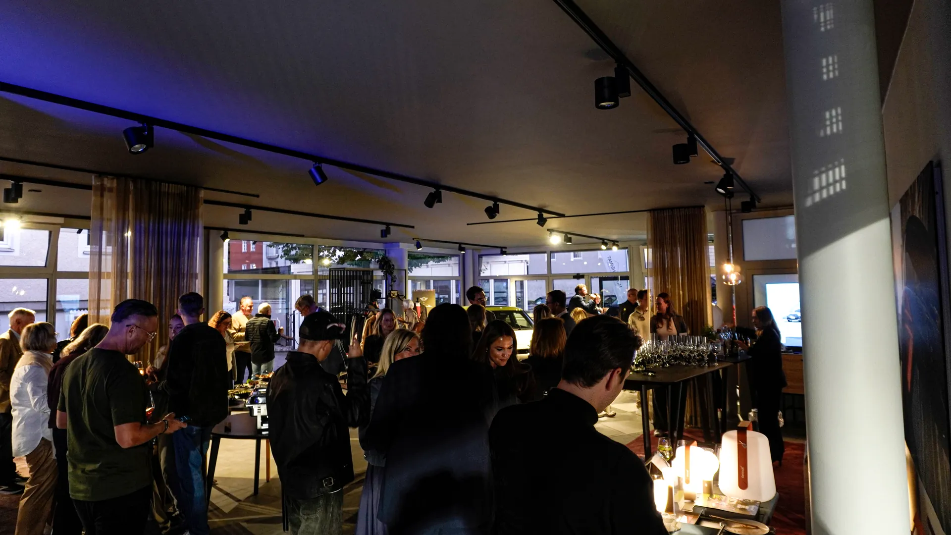 Gäste beim MINI Afterwork im Showroom der MOTORHEIMAT in Traunstein