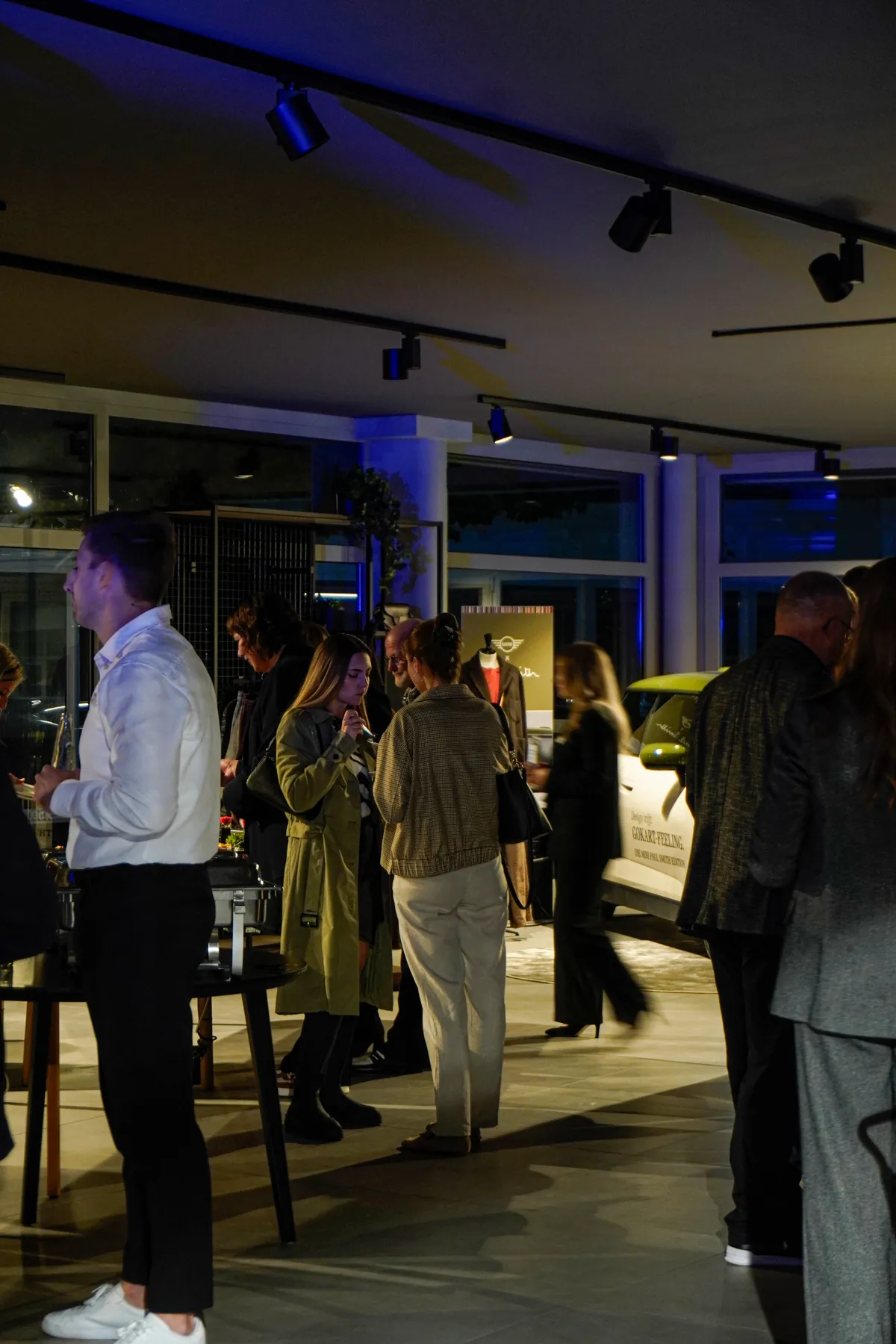 Gäste und Mode-Präsentation im Showroom beim MINI Afterwork in Traunstein