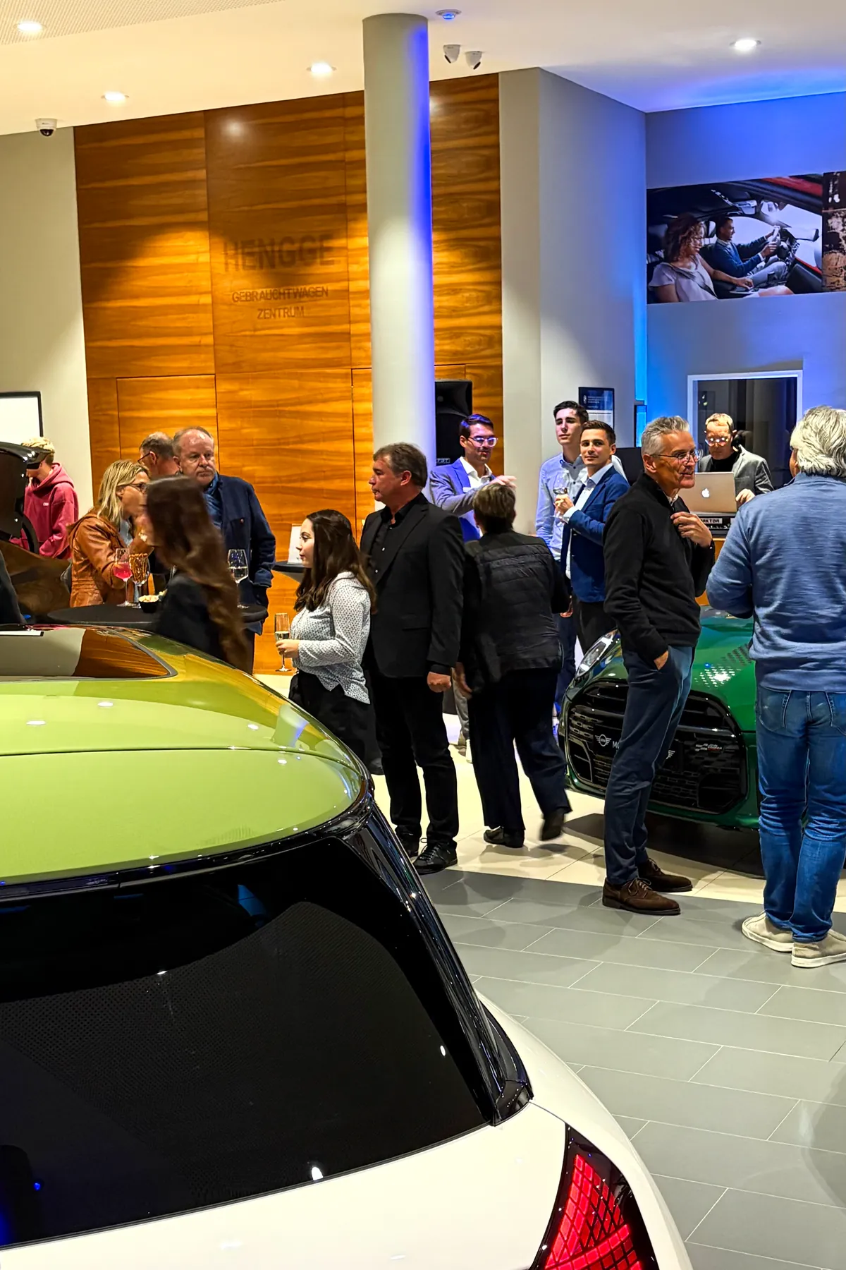 Gäste mit Getränken im Showroom beim MINI Afterwork in Oberhaching