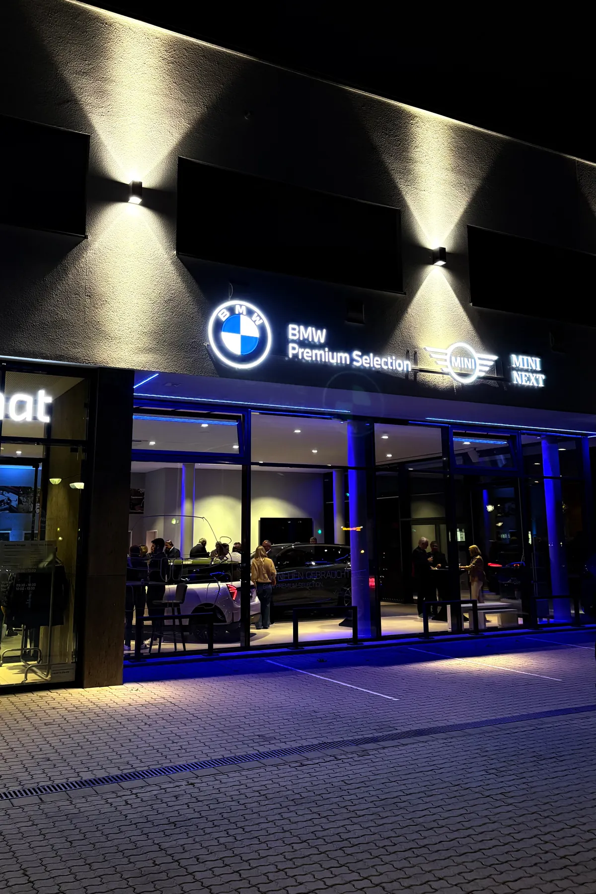 Außenansicht der MOTORHEIMAT Oberhaching am Abend des MINI Afterwork