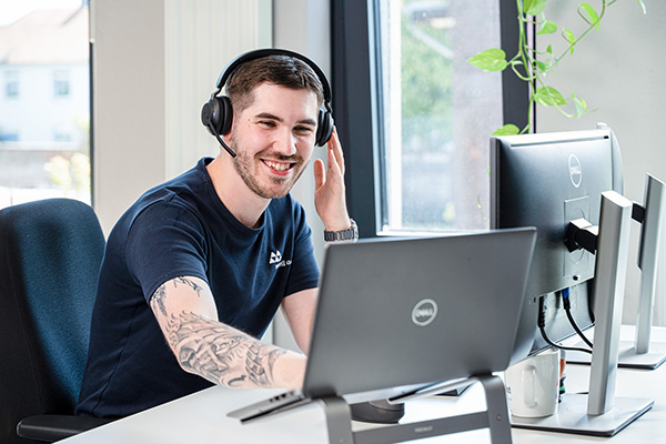 Servicemitarbeiter im Büro, telefoniert