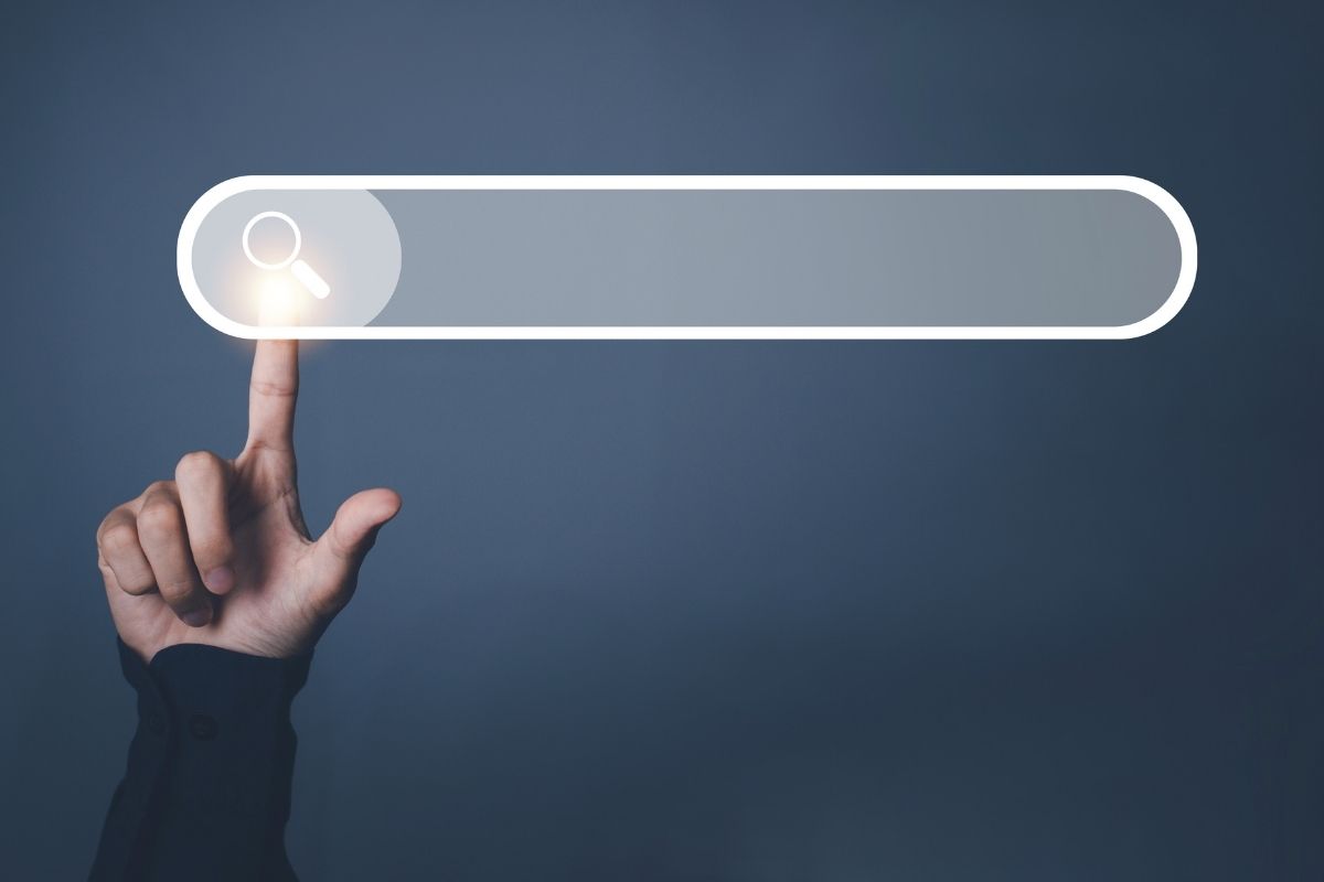 Hand die auf Lupe drückt