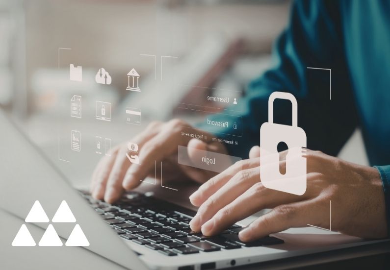 ISO 27001 Informationssicherheit Hände über Laptop
