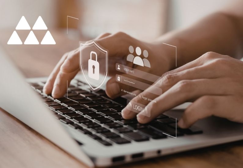 ISO 27001 Informationssicherheit Hände über Laptop