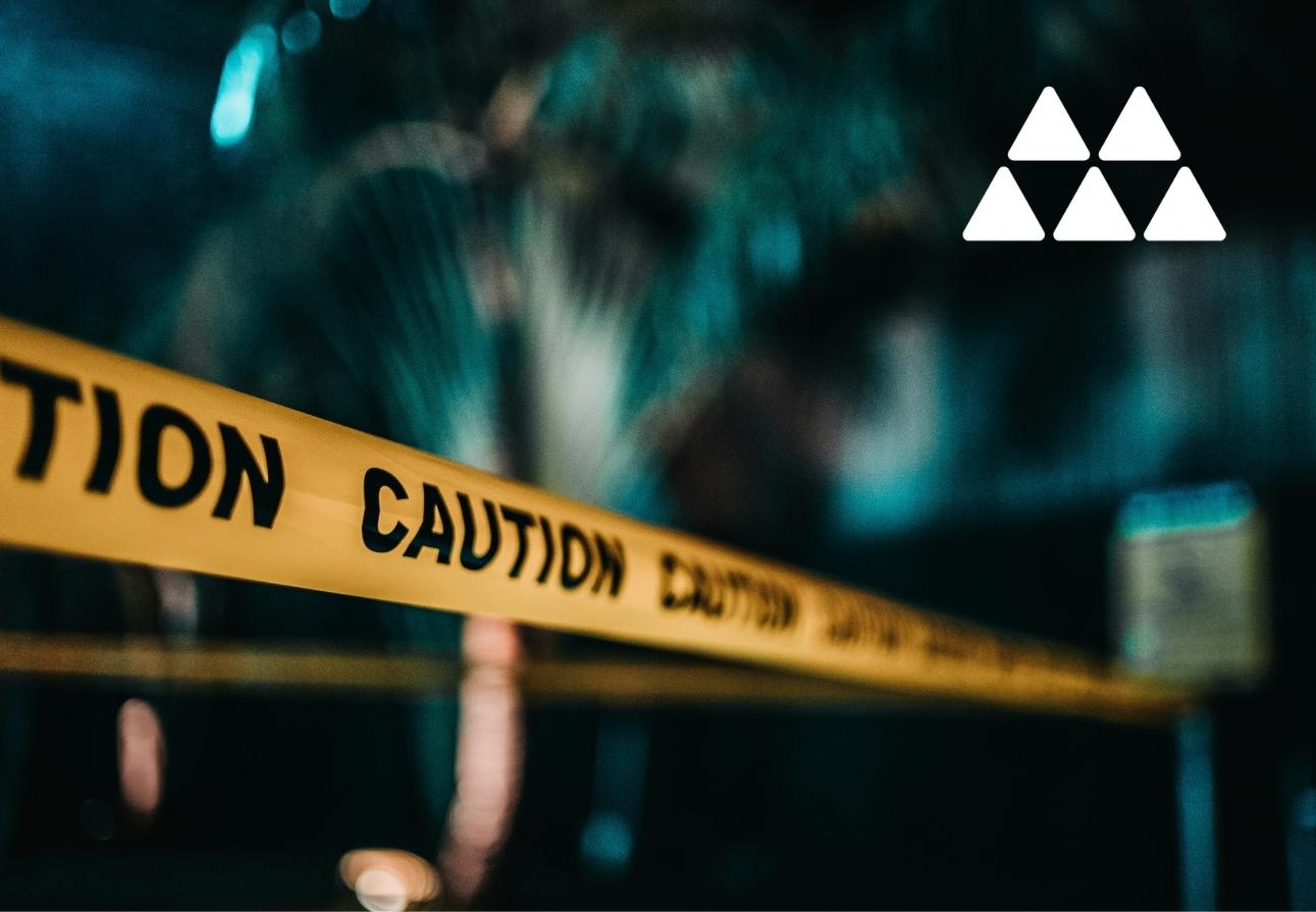 Gelbes Absperrband mit Caution-Hinweis
