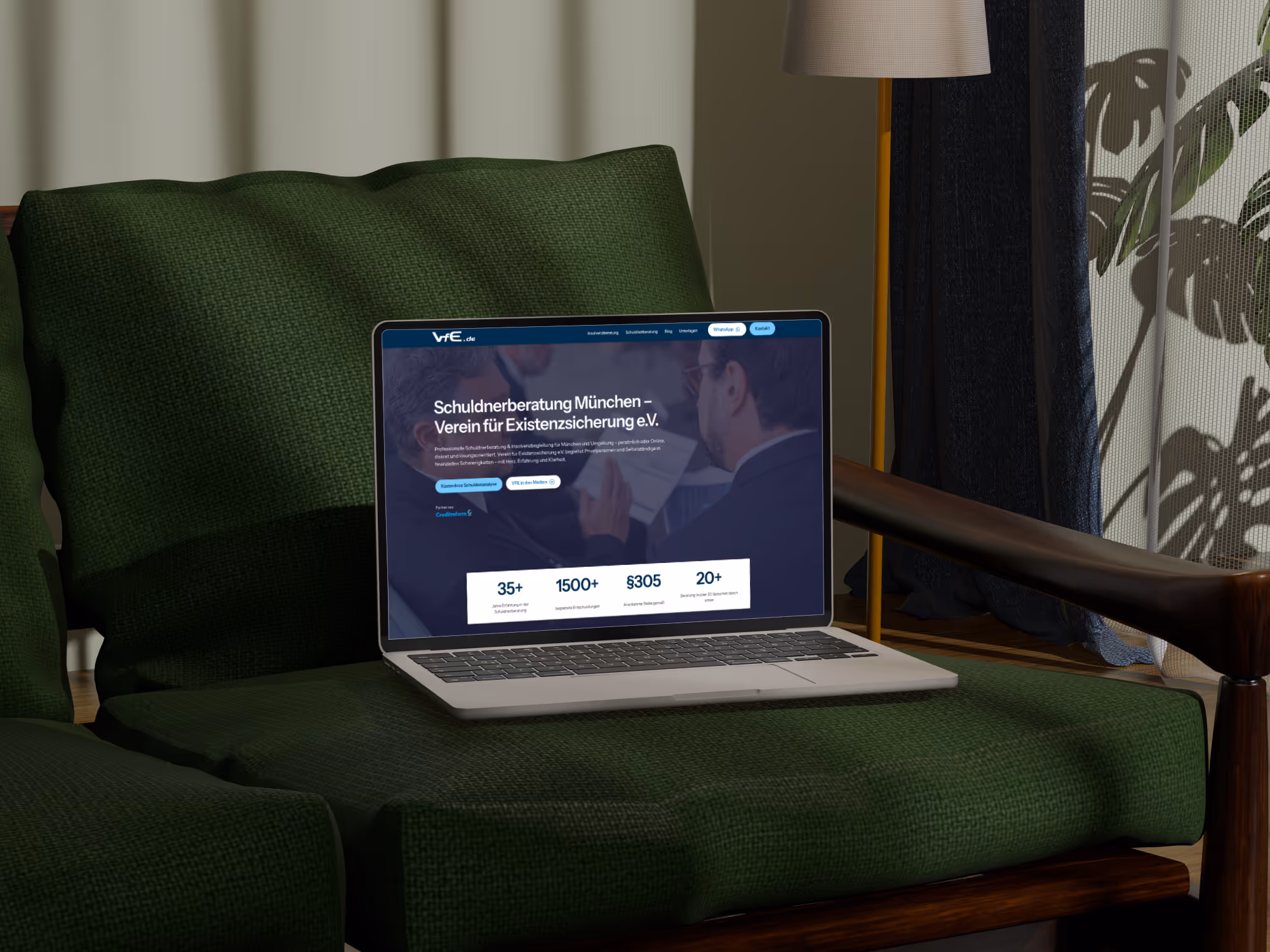 Laptop-Mockup mit moderner Website-Darstellung