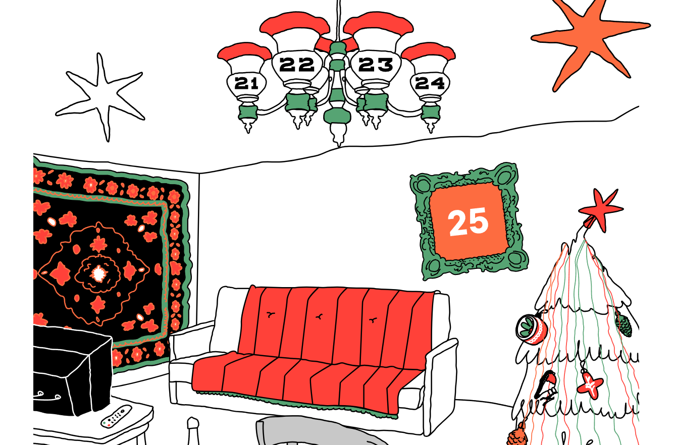 А дома всё как всегда: ковер на стене, советская звезда на елке, плед на диване и телевизор на тумбочке