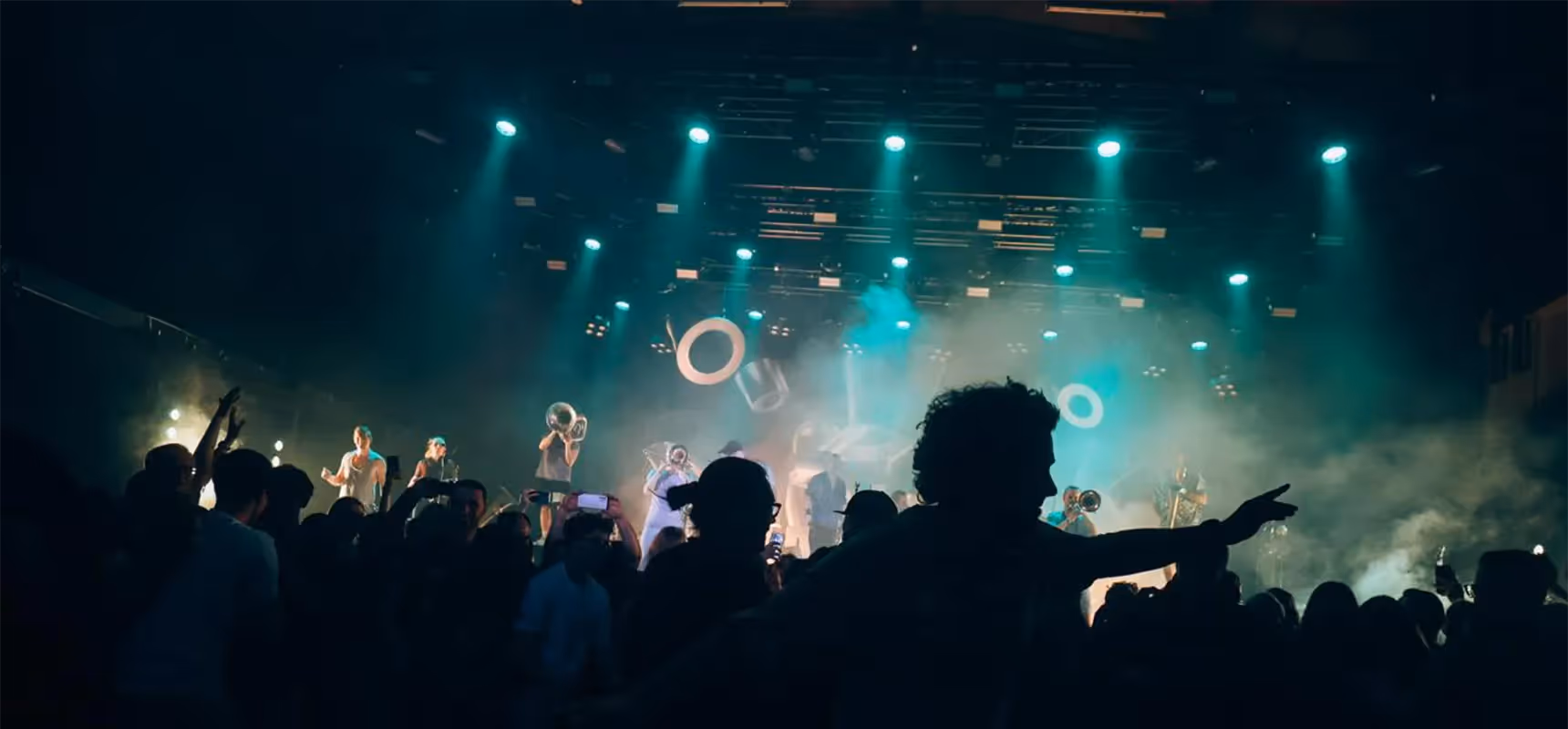 Das bild zeigt ein Konzert, bei dem eine band auf der bühne Performt mit Lichttechnik von photon