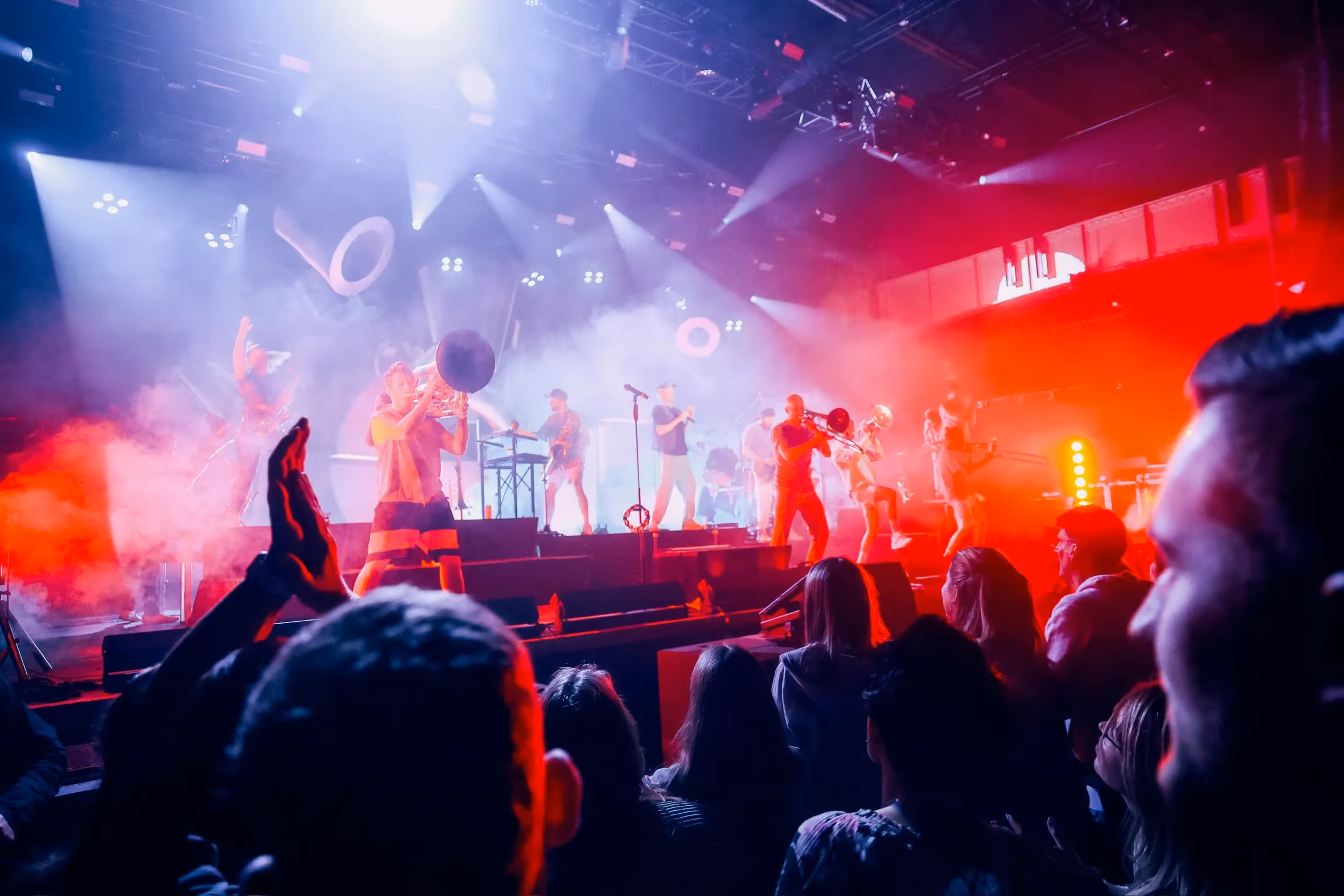 Ein foto aus der Perspektive des Publikums auf die show von einer Brass Band