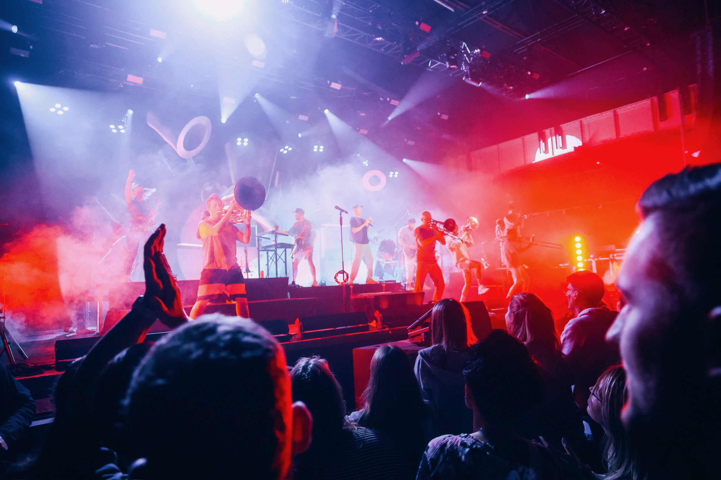 Ein foto aus der Perspektive des Publikums auf die show von einer Brass Band