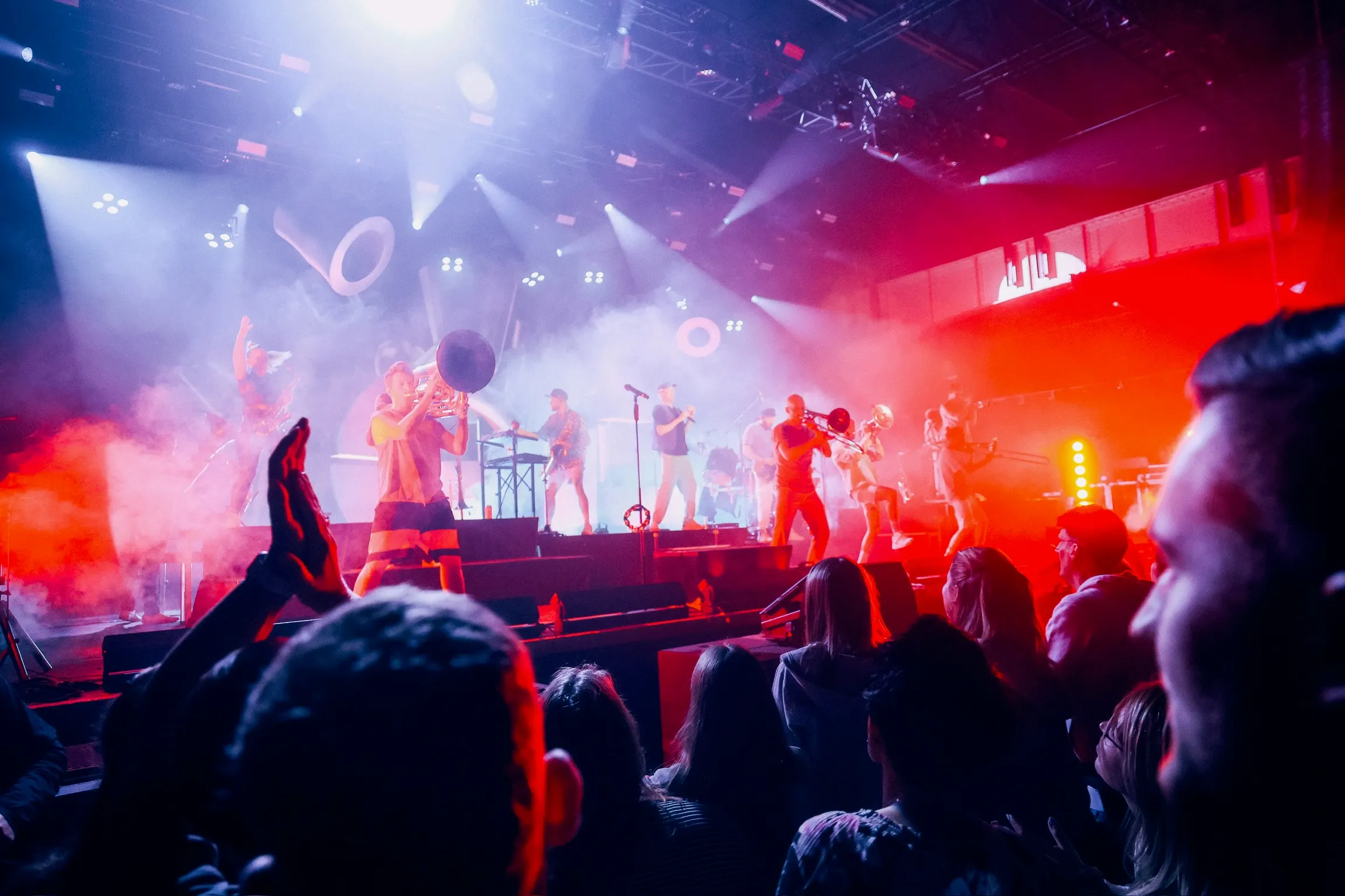 Ein foto aus der Perspektive des Publikums auf die show von einer Brass Band