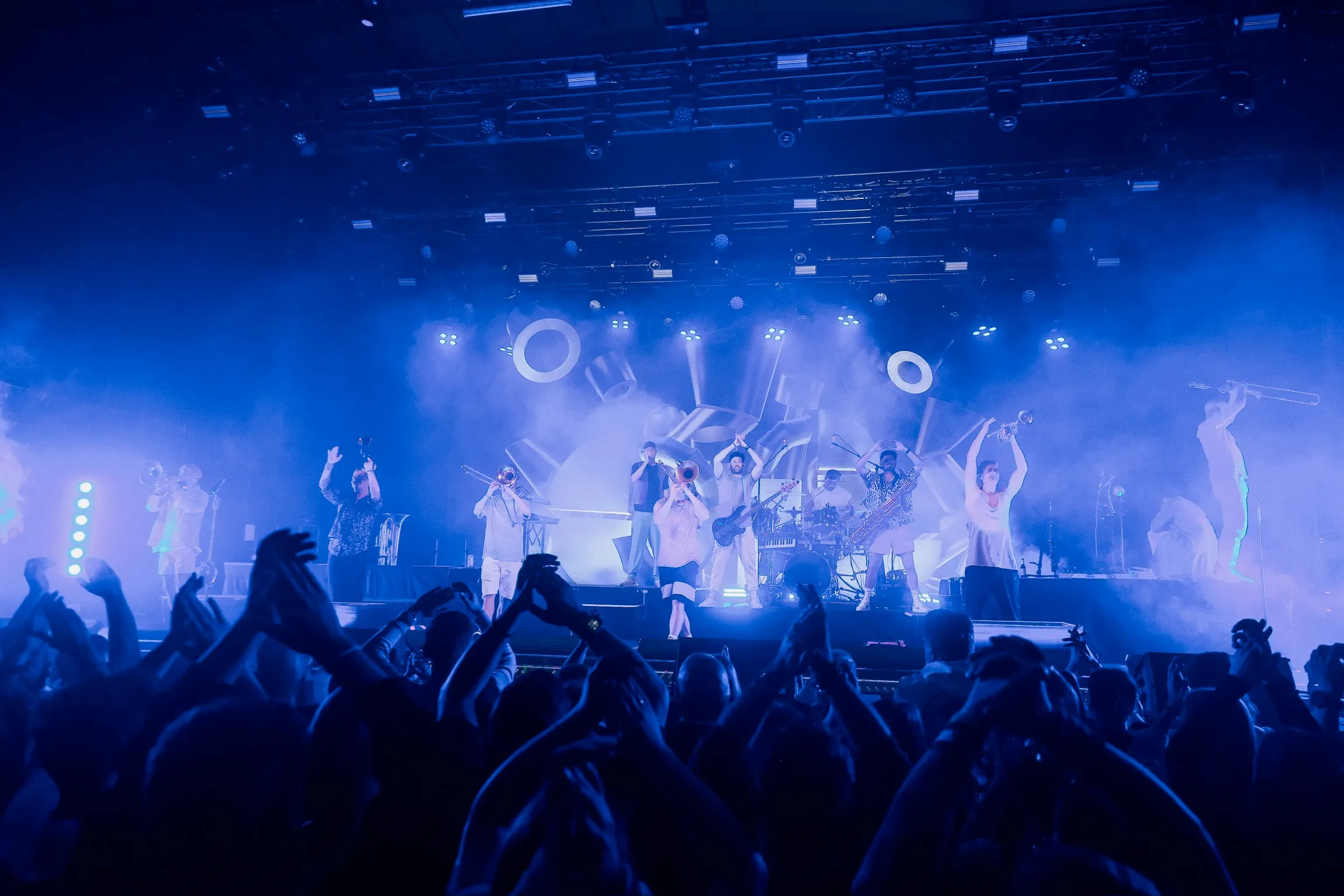 Ein foto aus der Perspektive des Publikums zentral auf die bühne von einer Brass Band