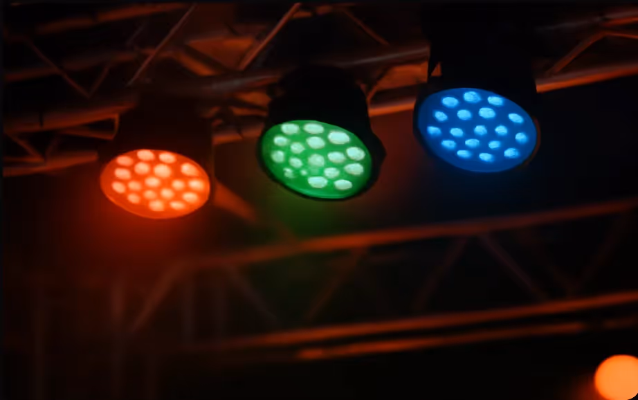 LED Scheinwerfer 3 stück eine ist rot eine grün, eine Blau