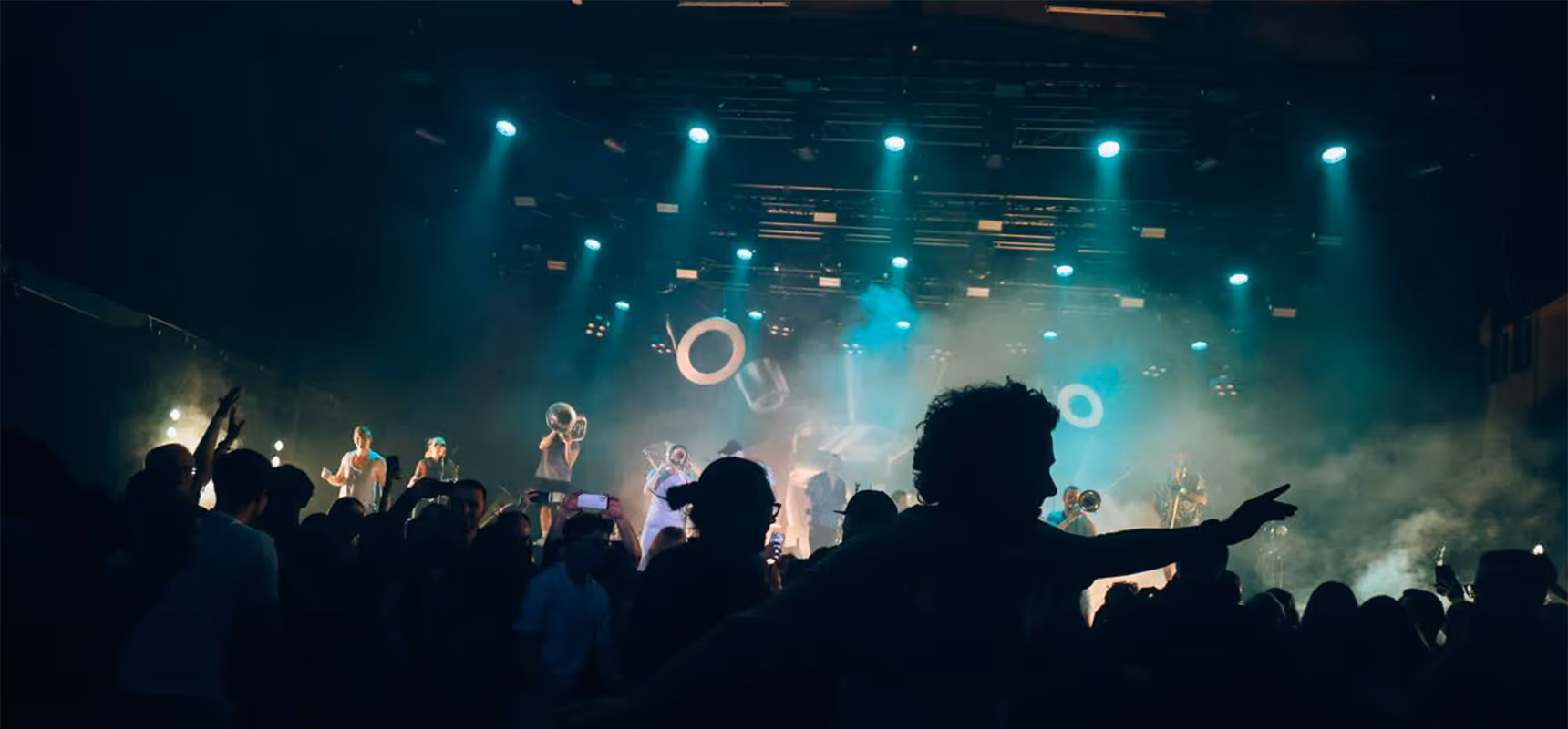 Das bild zeigt ein Konzert, bei dem eine band auf der bühne Performt mit Lichttechnik von photon