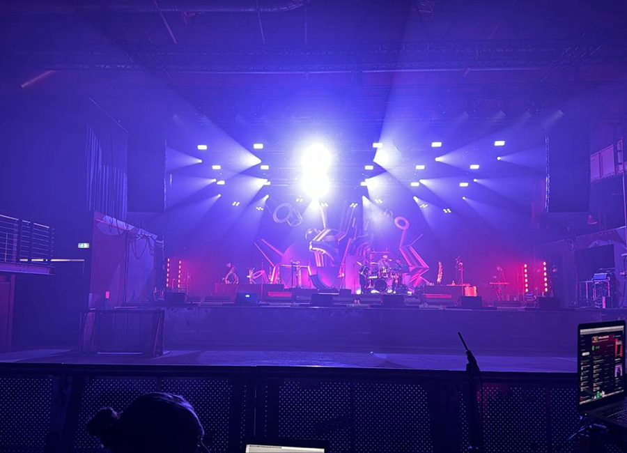 Ein Konzert von der Kölner Band Querbeat in der Turbinenhalle in Oberhausen. Zu sehen ist Lichttechnik und Eine Bühne