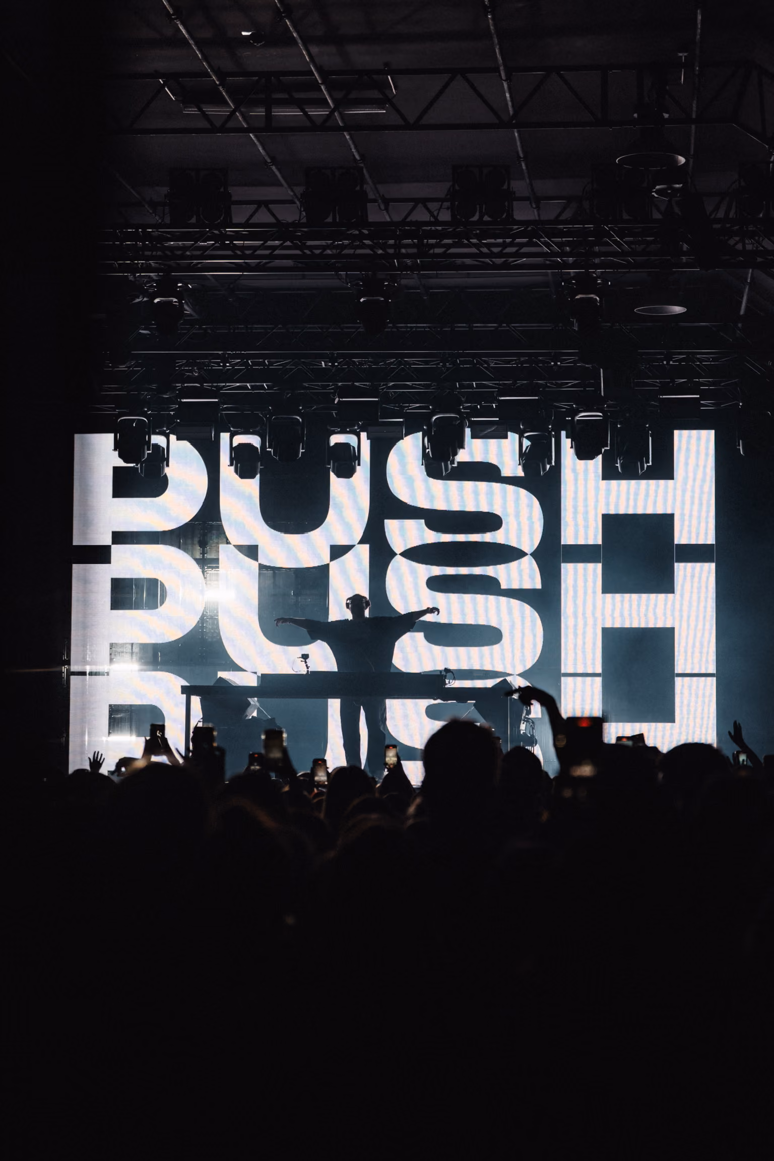 Concert lighting at a David Puentez show by photon