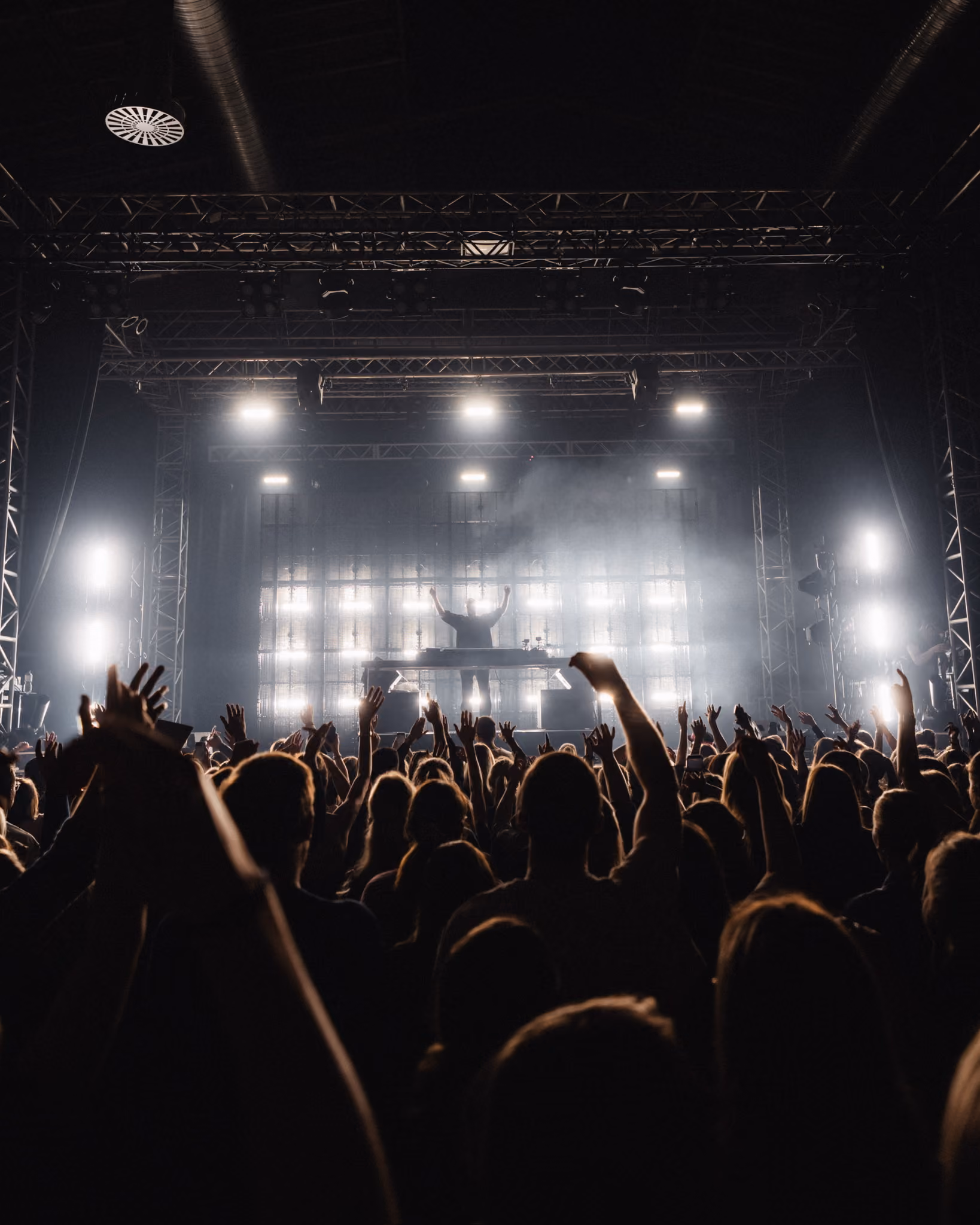 David Puentez performing with stage lighting on the Goes Not Tour by photon