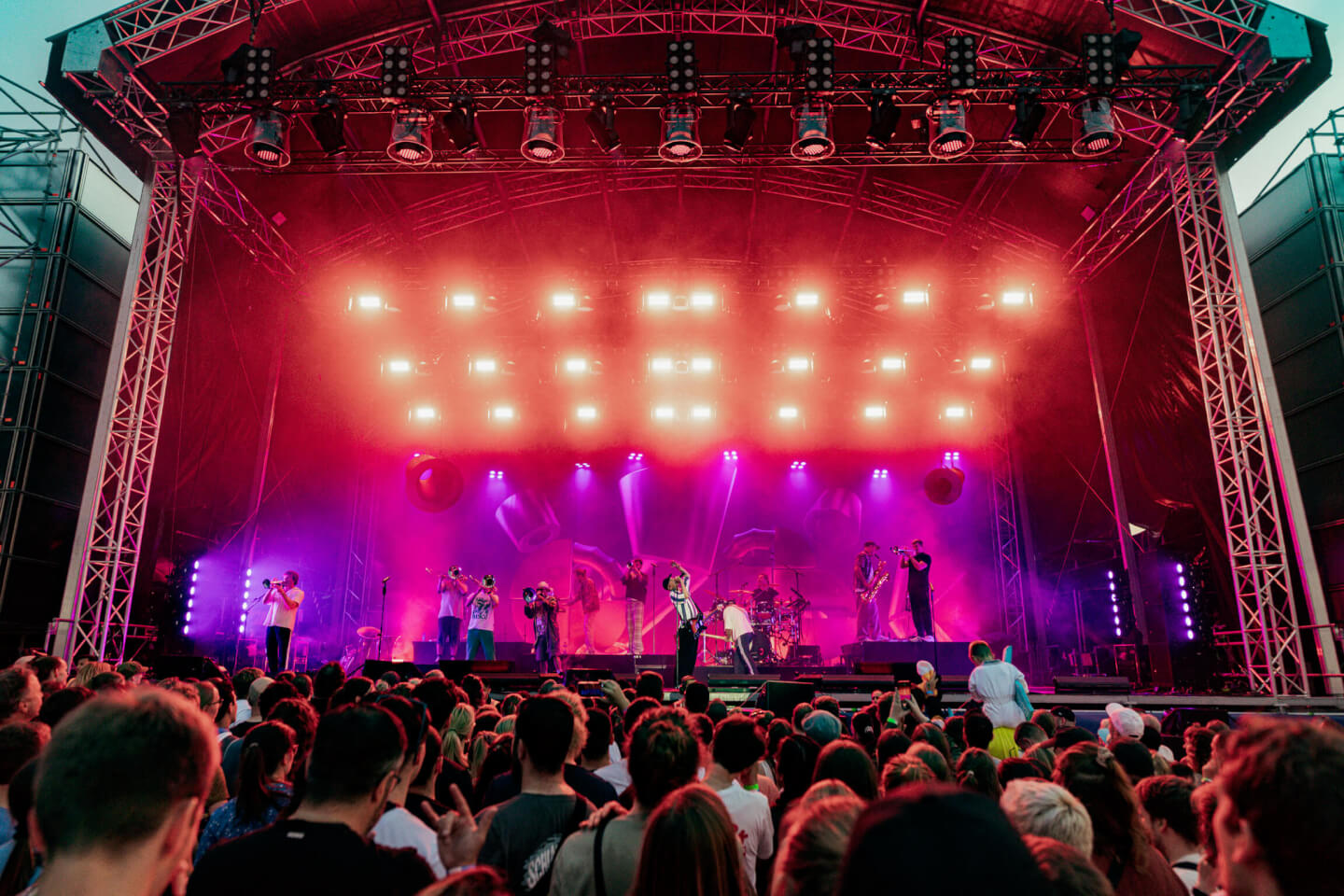 Festival- und Tourproduktion mit Bühnen- und Lichttechnik von photon Veranstaltungstechnik