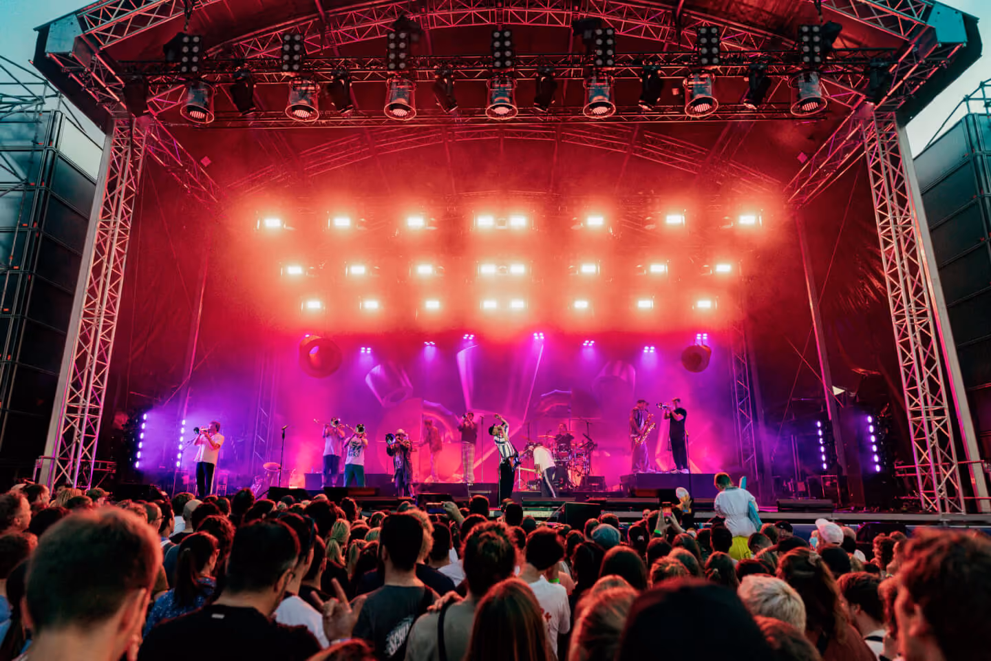 Festival- und Tourproduktion mit Bühnen- und Lichttechnik von photon Veranstaltungstechnik