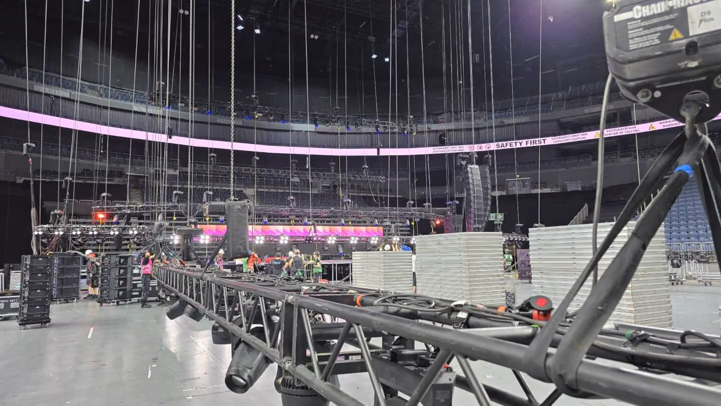 Bühnenbau und Rigging einer Eventbühne mit Traversenkonstruktion von photon Veranstaltungstechnik