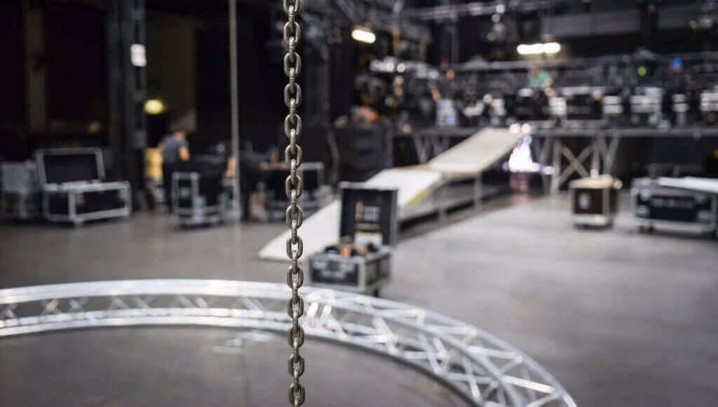 Freelance event technician setting up lighting at a photon production