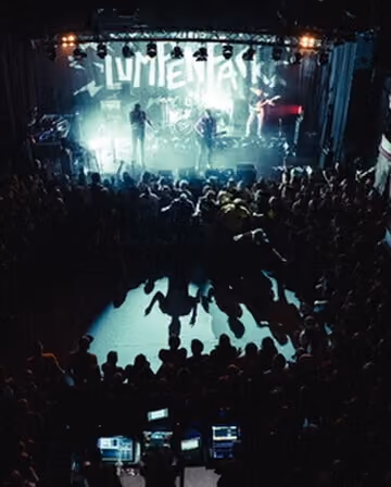Stage lighting at a Lumpenpack festival show by photon