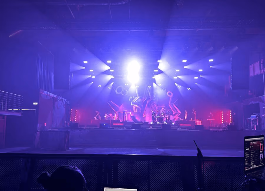 A concert by Cologne band Querbeat in the Oberhausen turbine hall with stage and lighting by photon