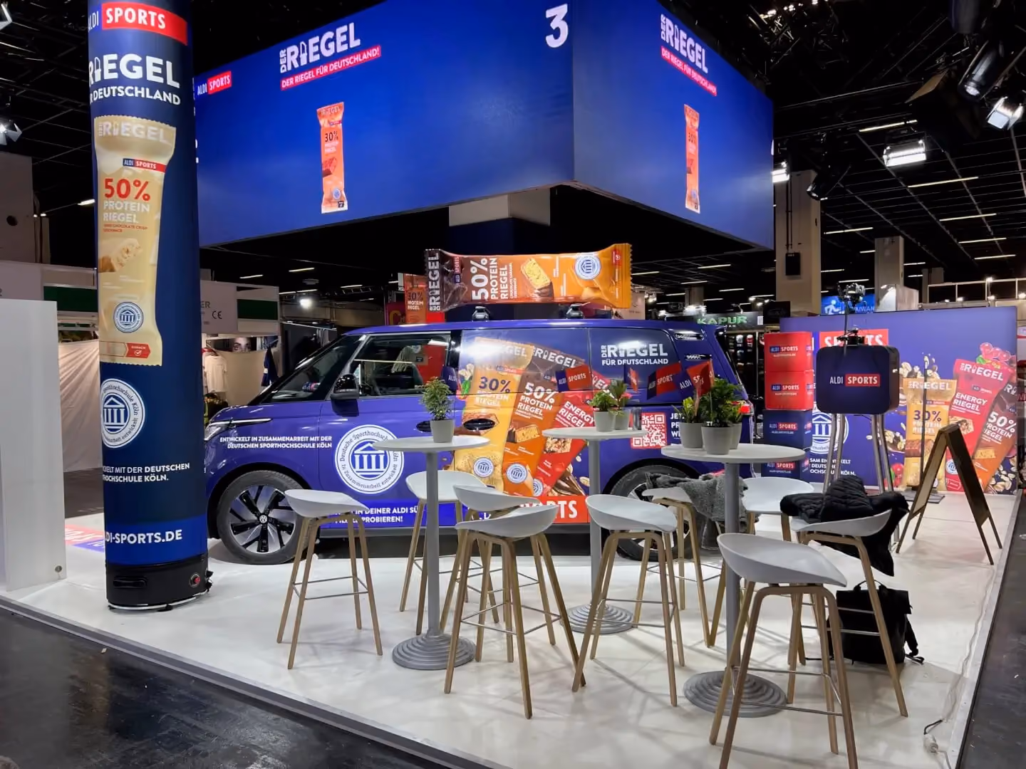 Messestand FIBO 2023, Koelnmesse Köln – geflogener LED-Würfel als Blickfang von photon Veranstaltungstechnik