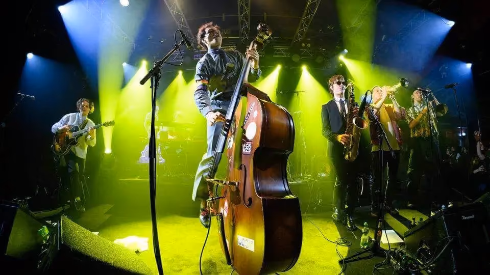 Rockpalast Crossroads 2025, Harmonie Bonn – zusätzliche LED-Moving-Lights im Hauslicht von photon Veranstaltungstechnik