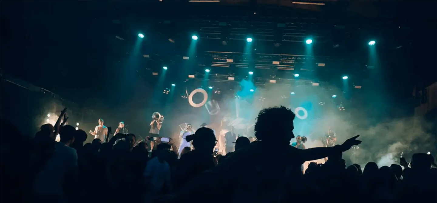 Das bild zeigt ein Konzert, bei dem eine band auf der bühne Performt mit Lichttechnik von photon