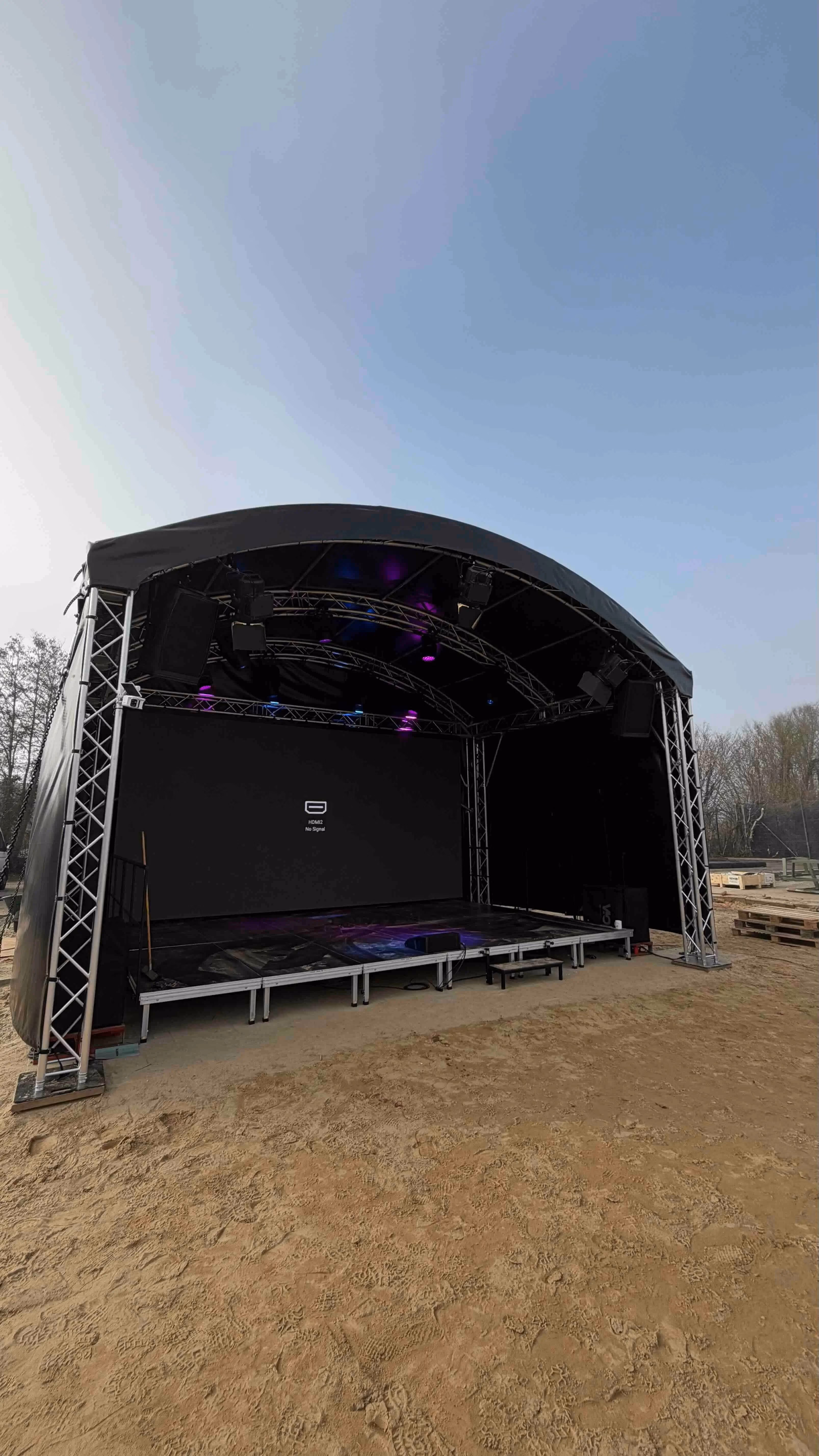 Bühnen-Festinstallation Campingplatz Waabs an der Ostsee – feste Bühne am Campingplatz-Eingang von photon Veranstaltungstechnik