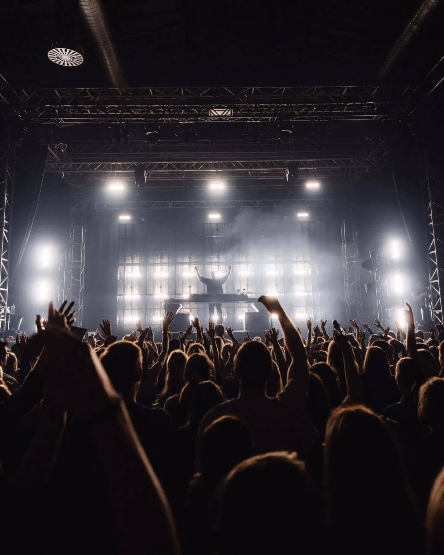 David Puentez – More Goes Not Tour 2025 – transparente LED-Wand als Showpiece von photon Veranstaltungstechnik