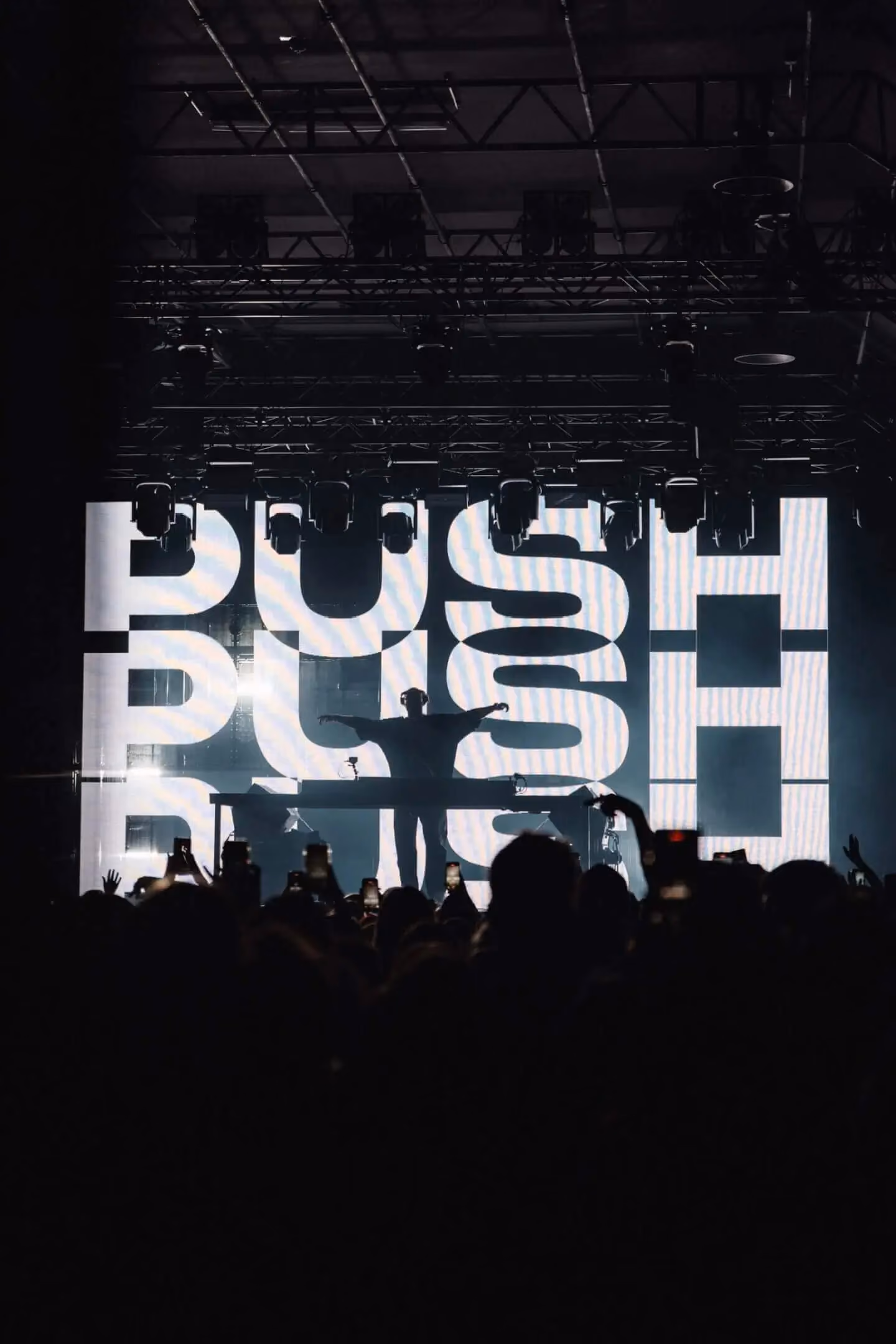 David Puentez – More Goes Not Tour 2025 – Showmoment vor Publikum von photon Veranstaltungstechnik