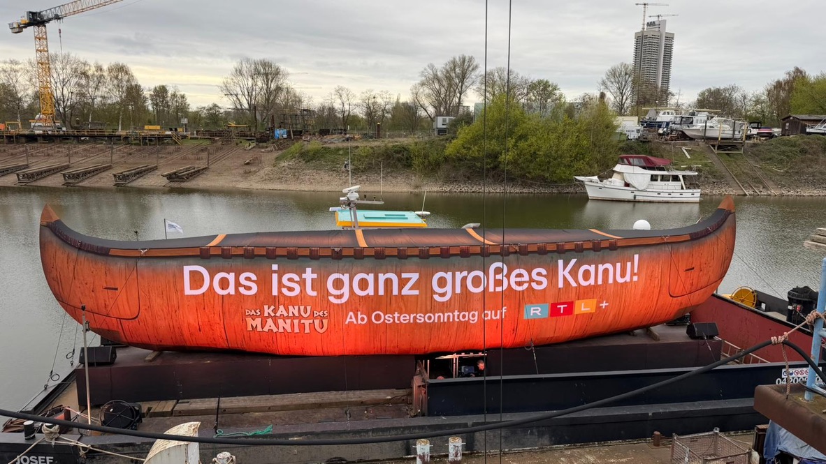Das Kanu des Manitu 2026 – XXL canoe on a floating pontoon in Cologne's Niehl harbor, lighting & sound by photon