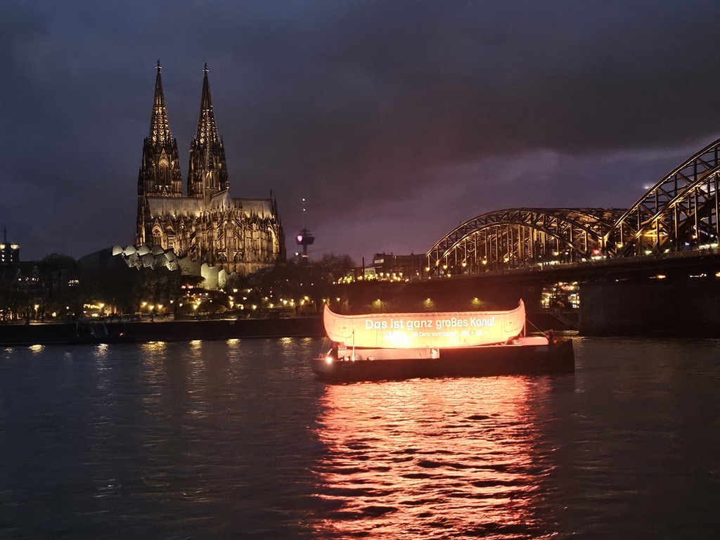 Beleuchtetes XXL-Kanu bei Nacht auf dem Rhein vor Kölner Dom und Hohenzollernbrücke – Cameo ZENIT W600 von photon
