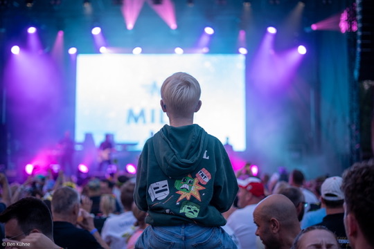 Kind auf den Schultern vor der Festivalbühne mit LED-Wand beim BÜTZ & BEATS 2026